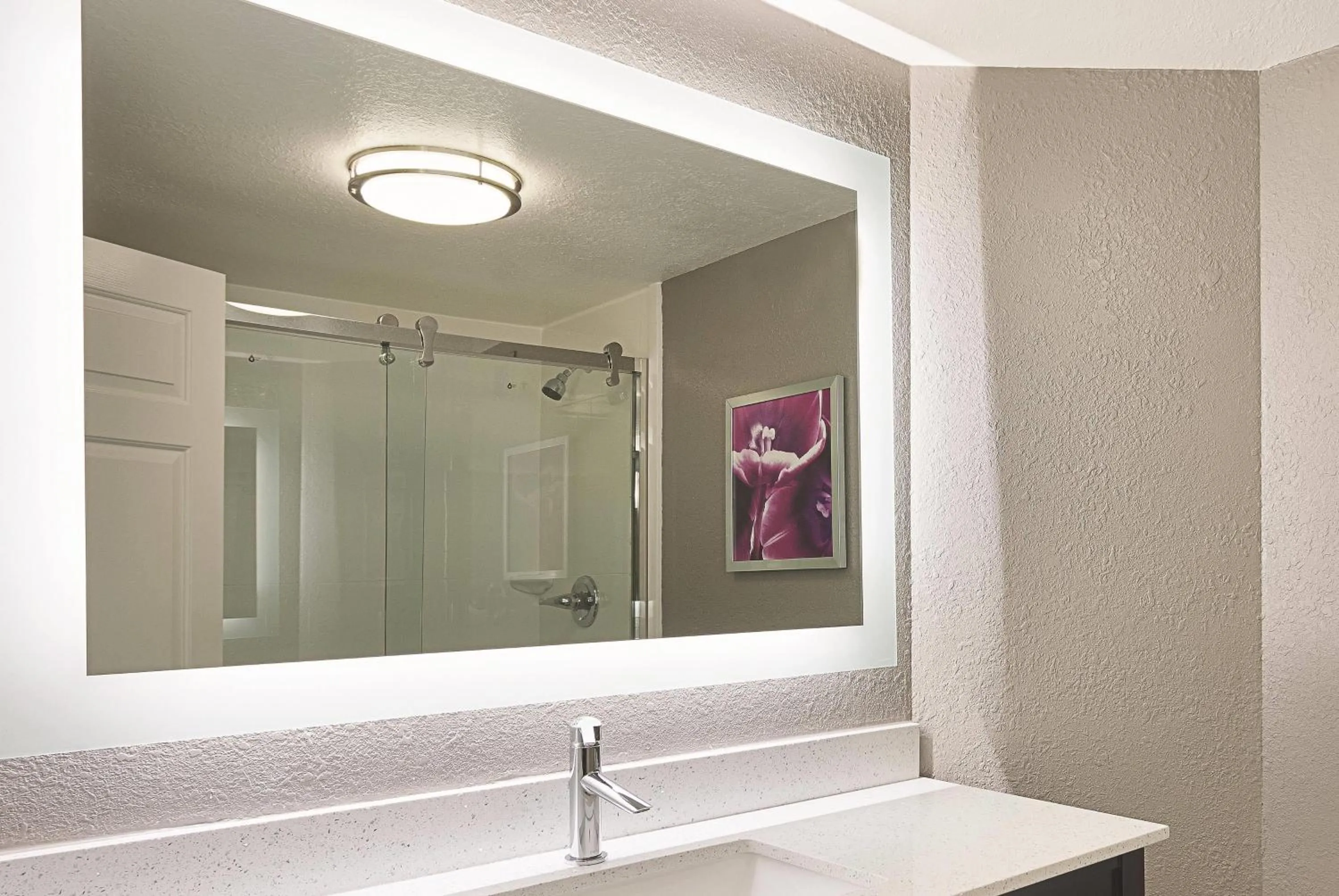 Photo of the whole room in La Quinta by Wyndham Atlanta Perimeter Medical