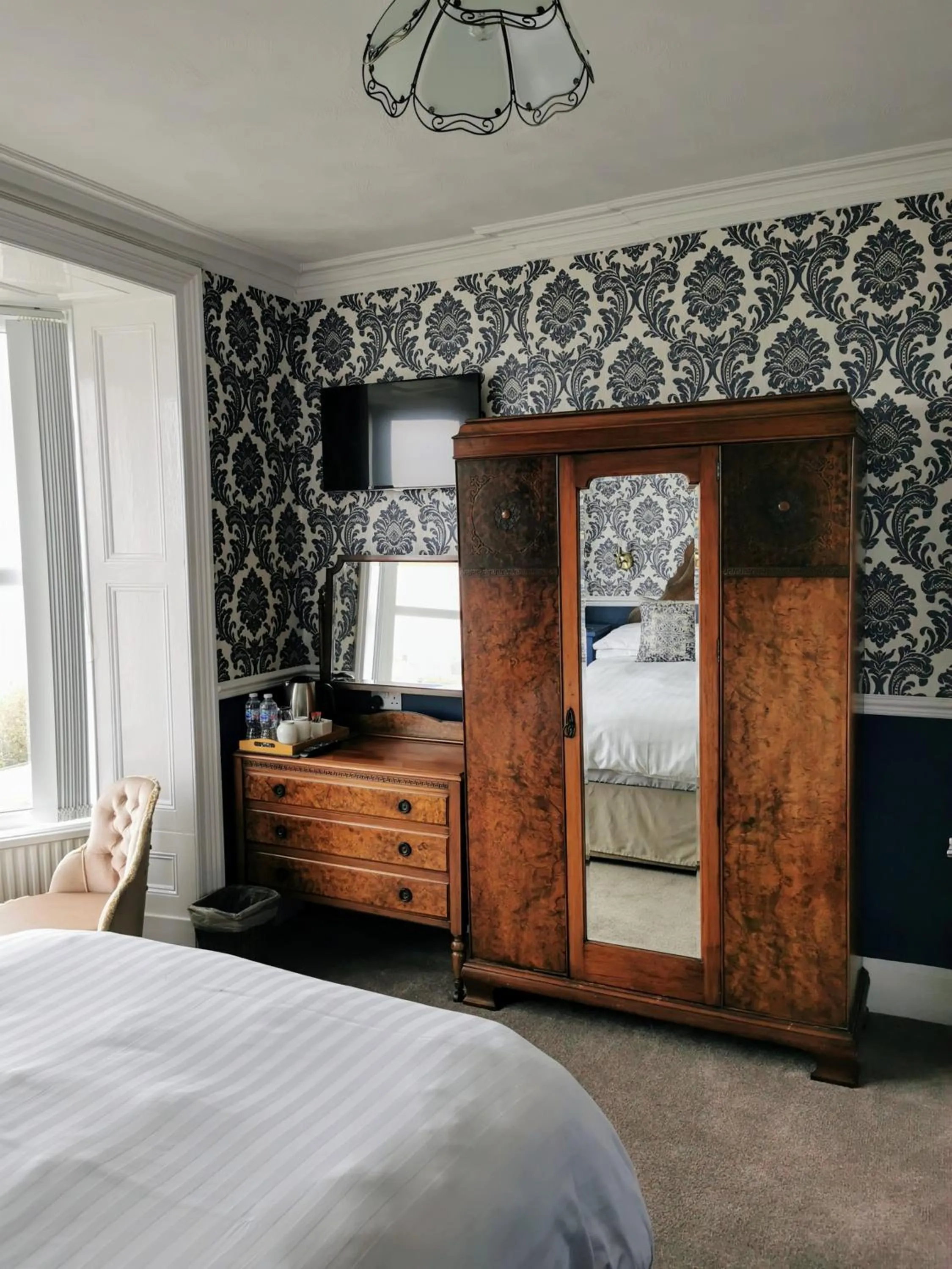 Bed in Westcliff