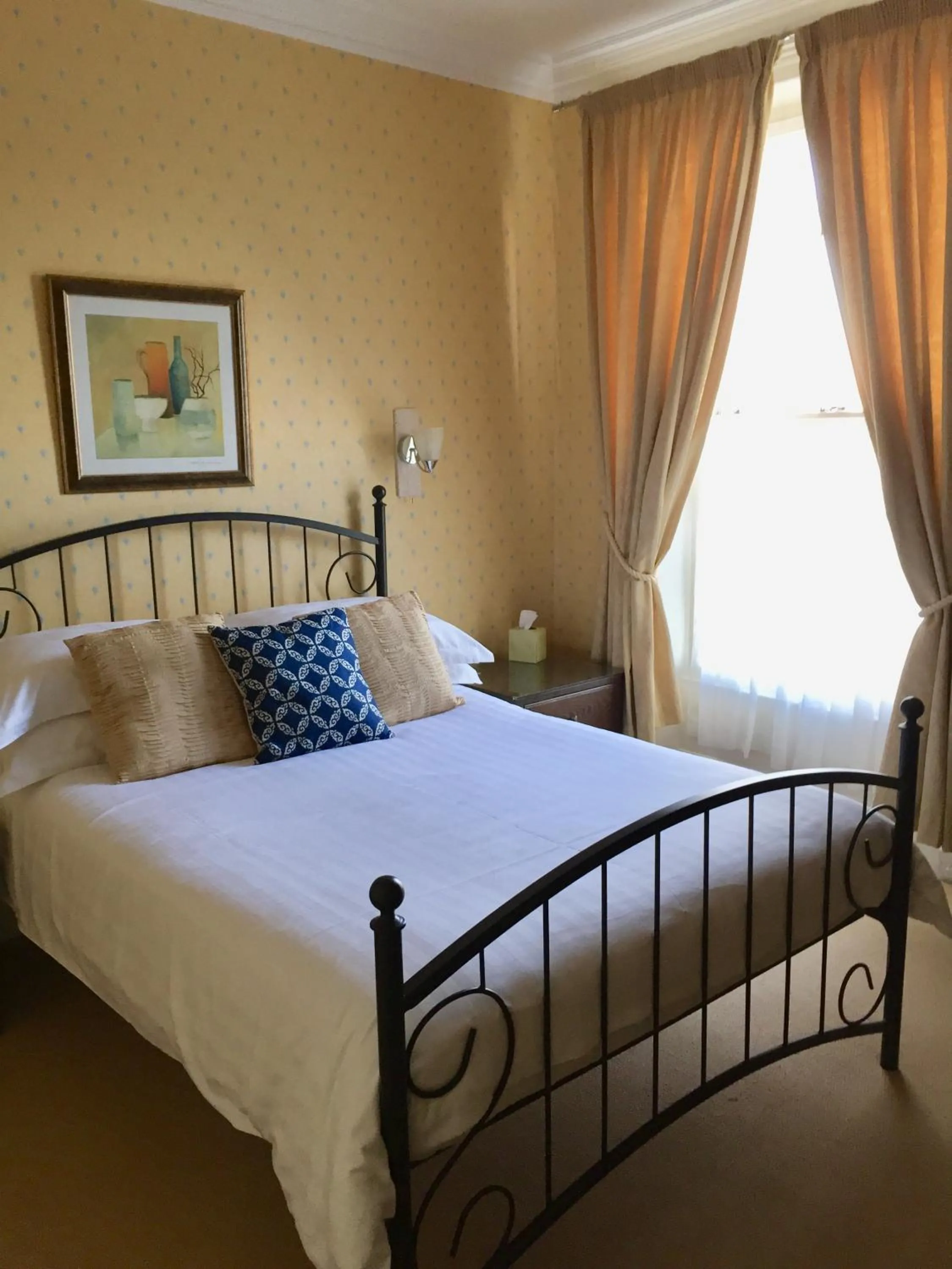 Bed in Westcliff