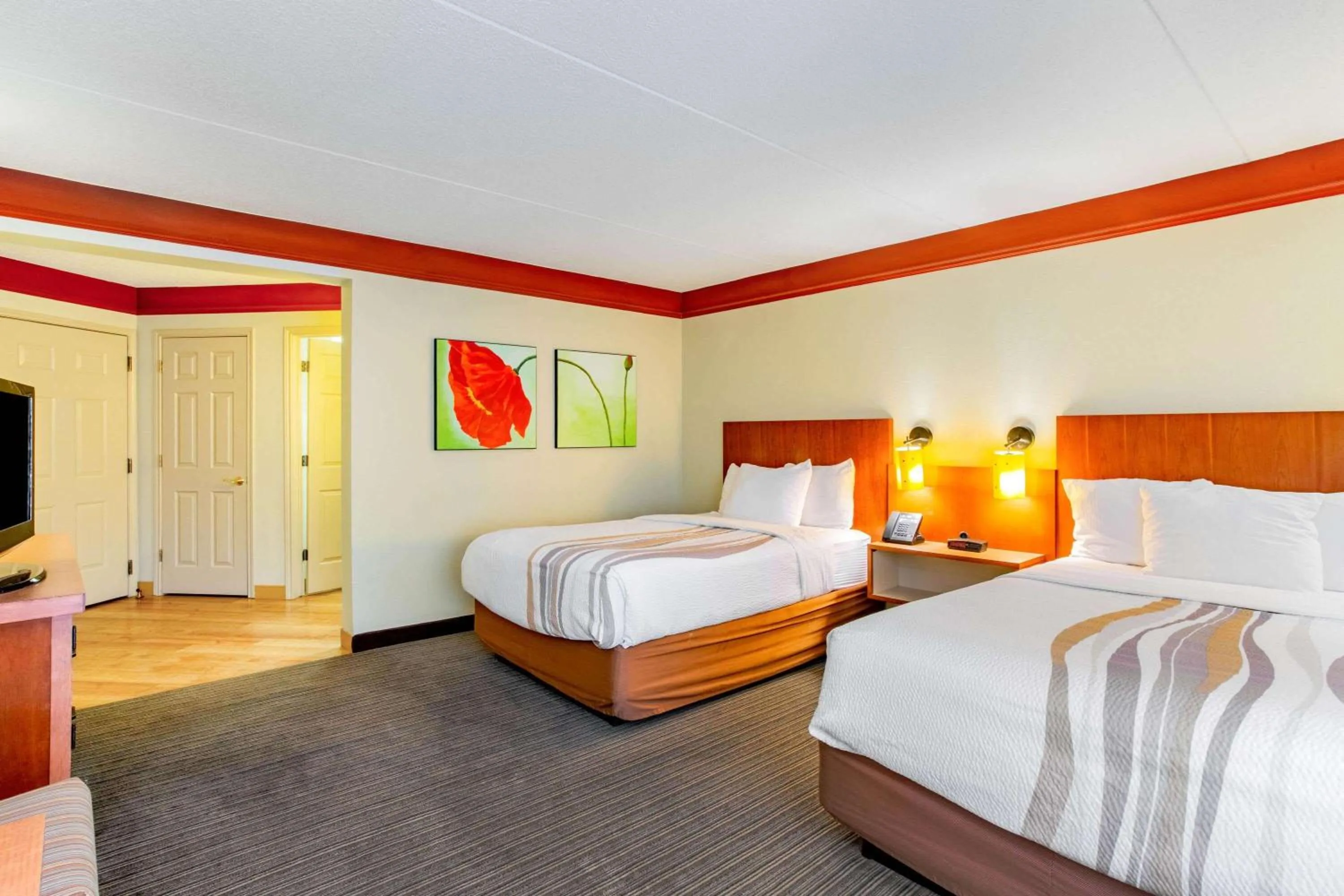 Photo of the whole room, Bed in La Quinta by Wyndham Raleigh/Durham Southpoint