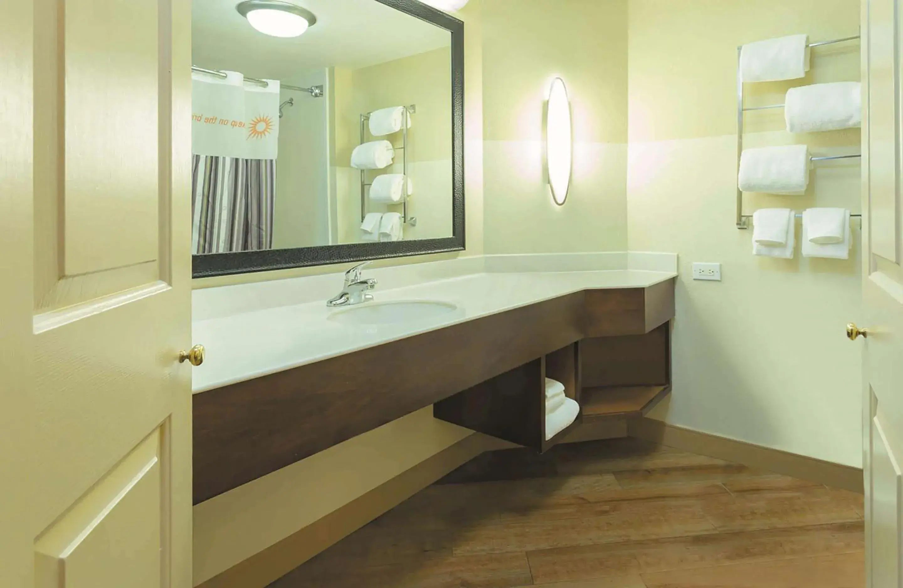 Photo of the whole room in La Quinta by Wyndham Raleigh/Durham Southpoint Photo of the whole room in La Quinta by Wyndham Raleigh/Durham Southpoint