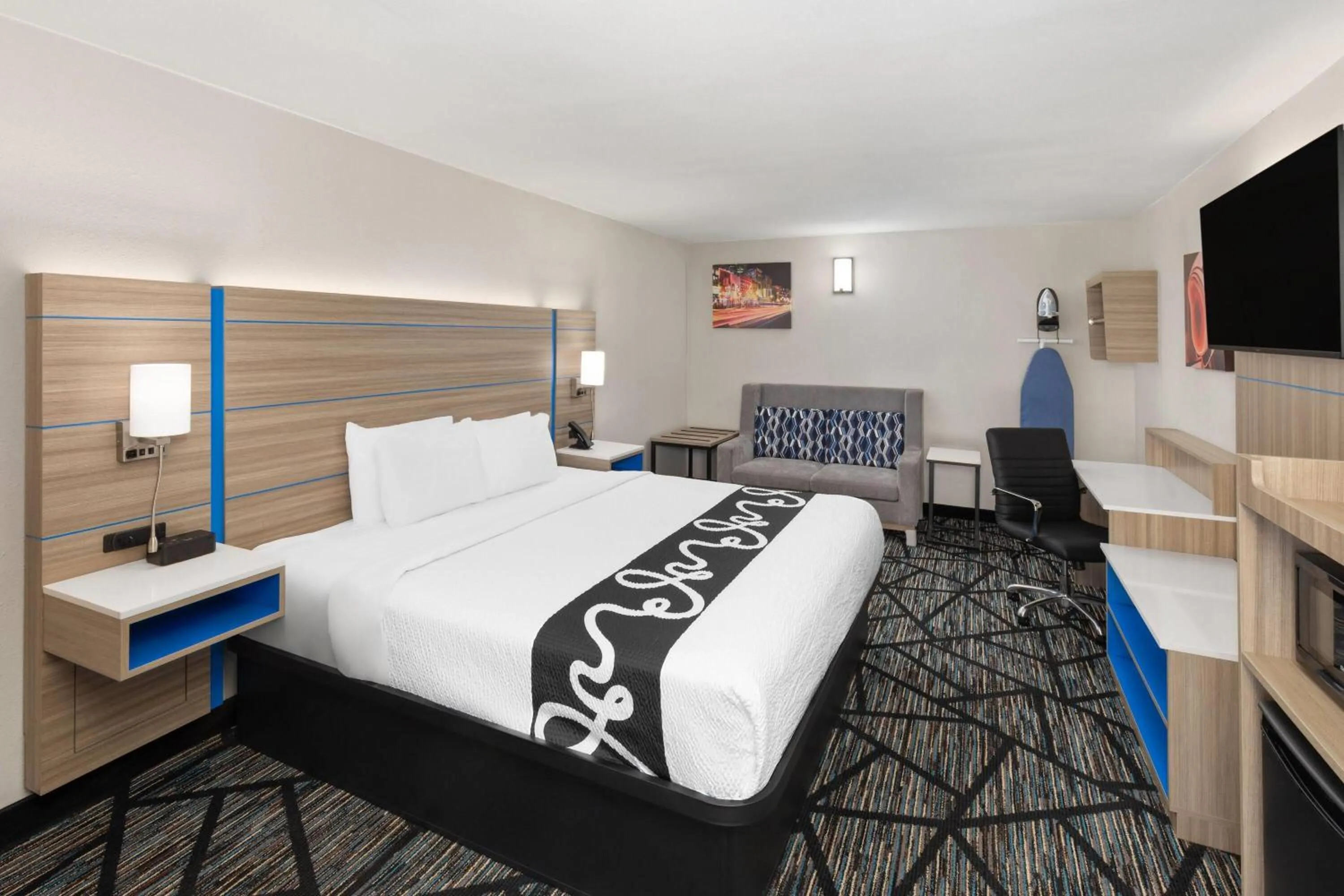 Photo of the whole room, Bed in La Quinta Inn by Wyndham Nashville South
