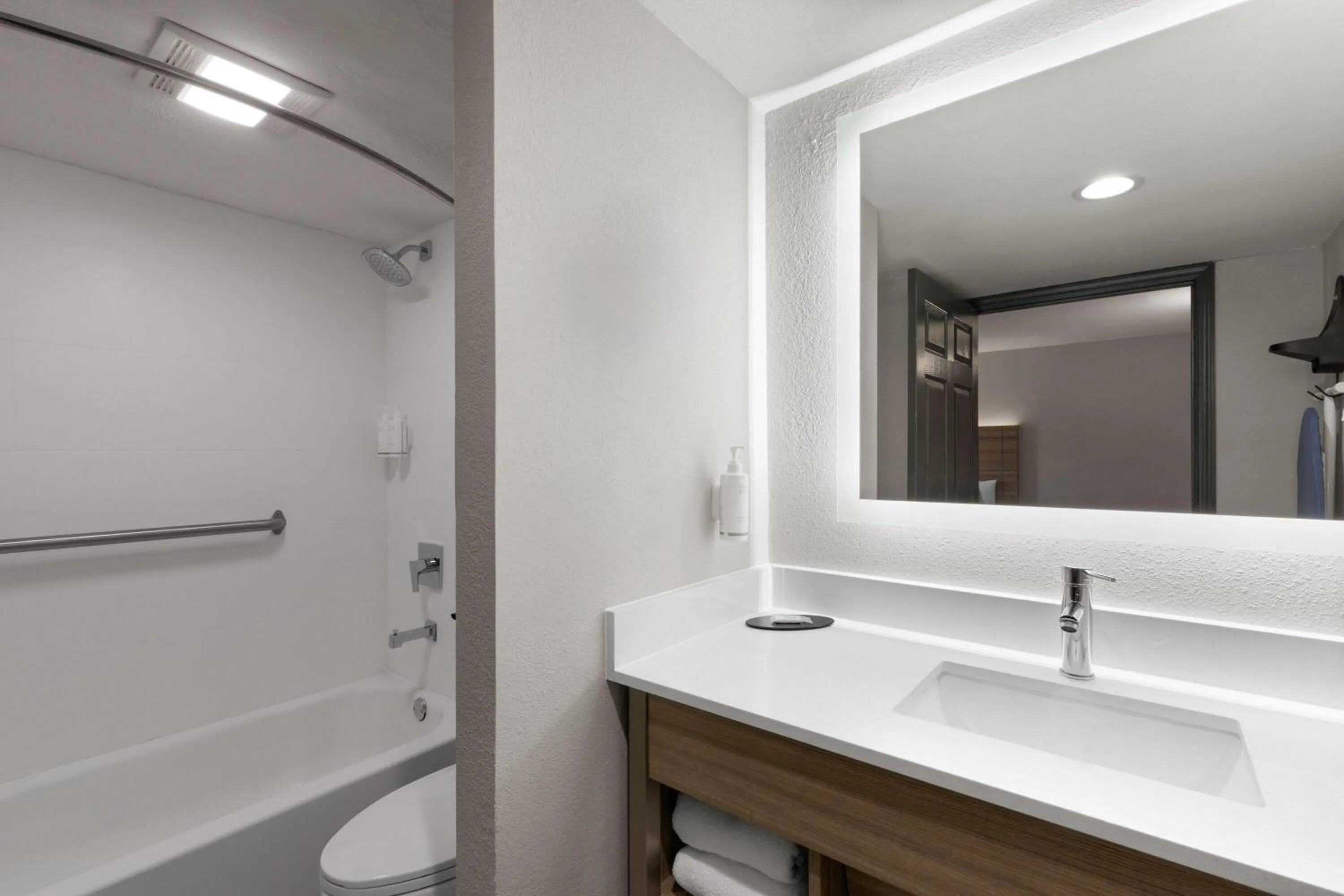 Bathroom in La Quinta Inn by Wyndham Nashville South