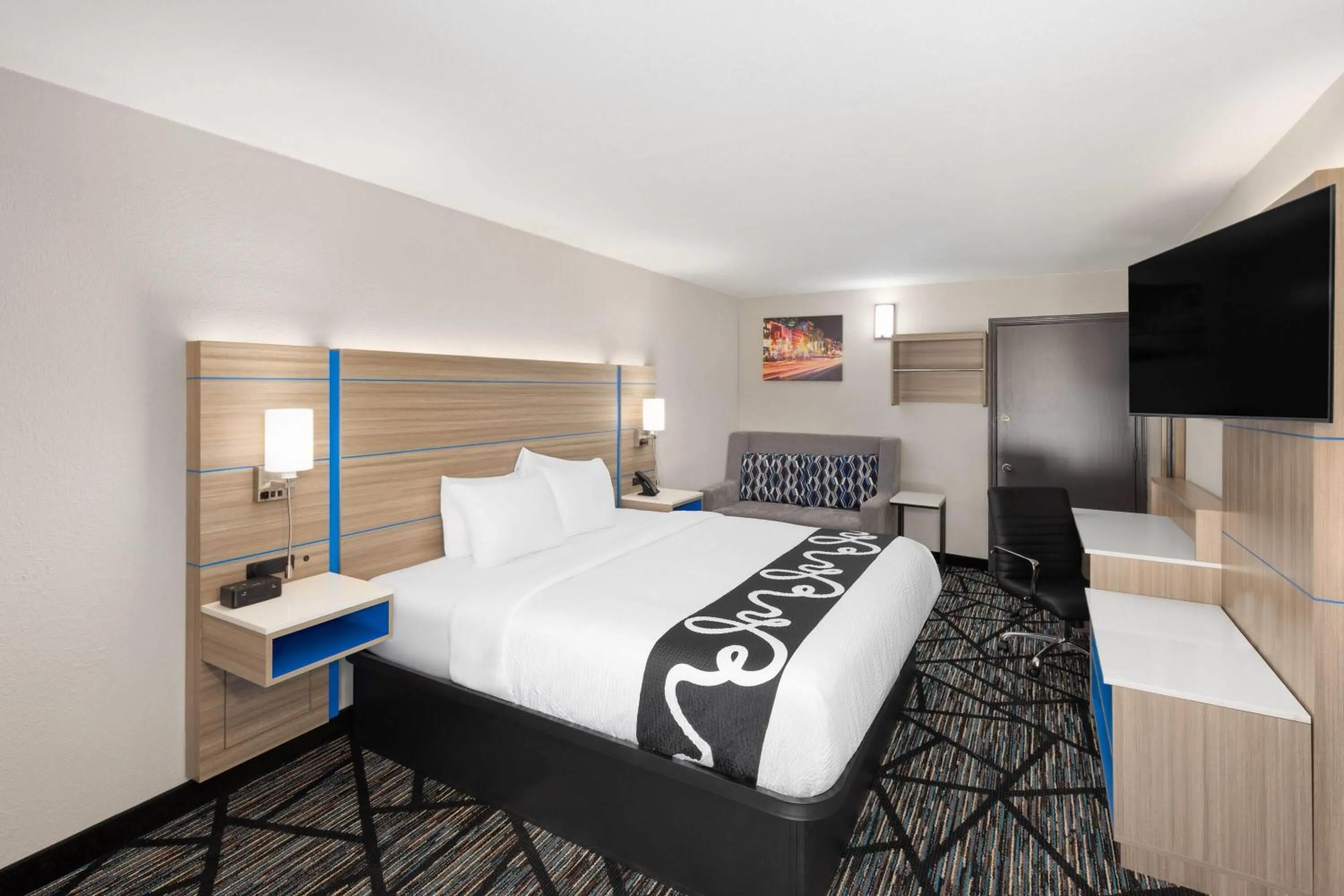Photo of the whole room, Bed in La Quinta Inn by Wyndham Nashville South