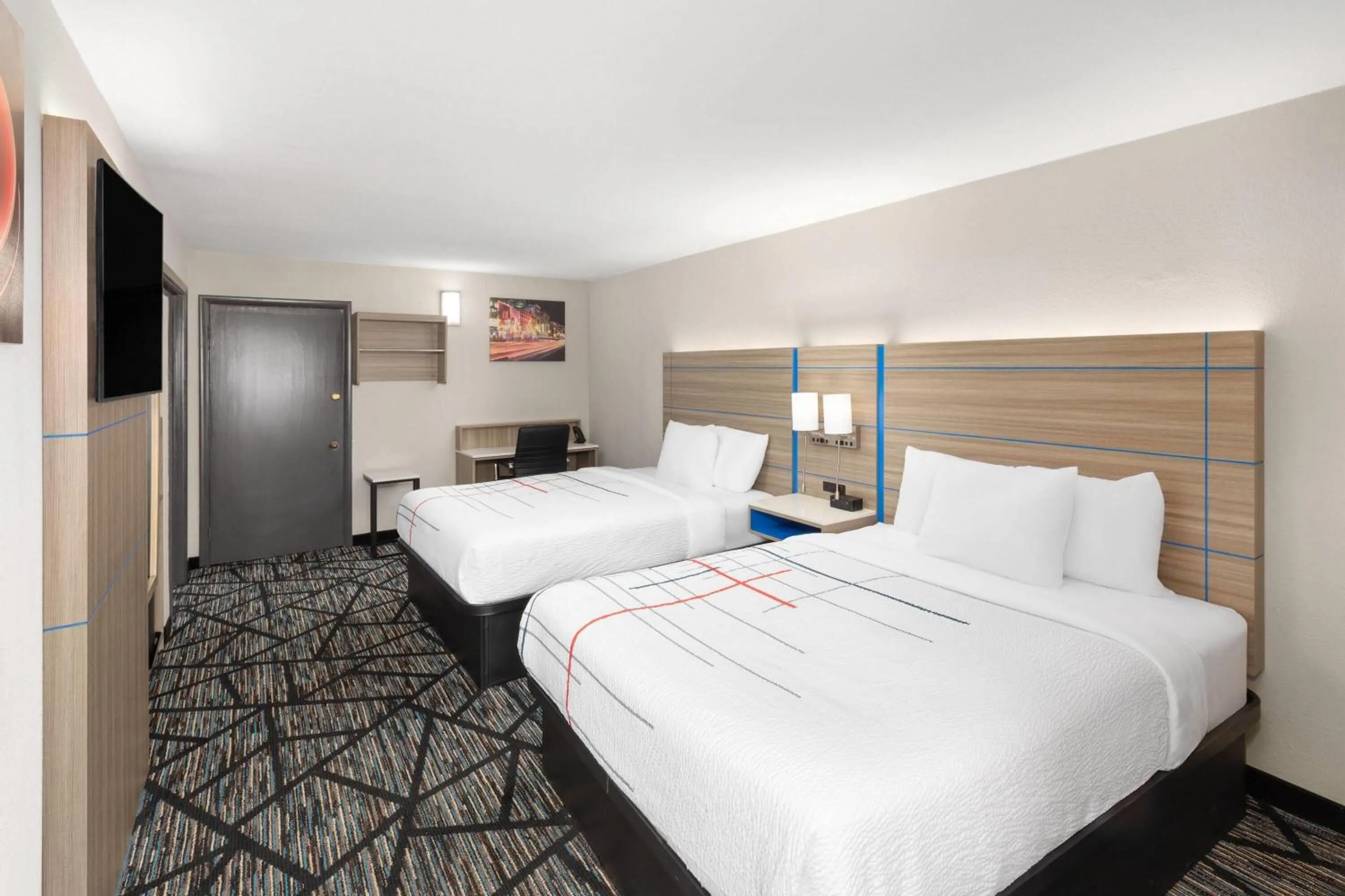 Photo of the whole room, Bed in La Quinta Inn by Wyndham Nashville South