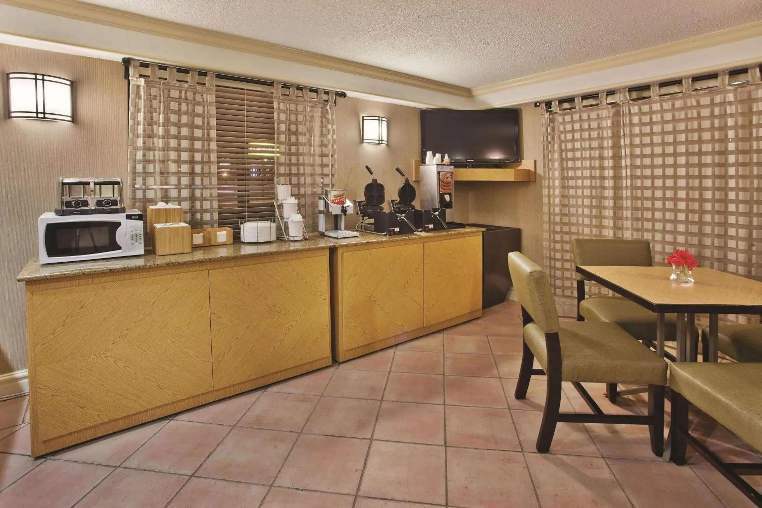 Restaurant/places to eat in La Quinta Inn by Wyndham Savannah Midtown Restaurant/places to eat in La Quinta Inn by Wyndham Savannah Midtown