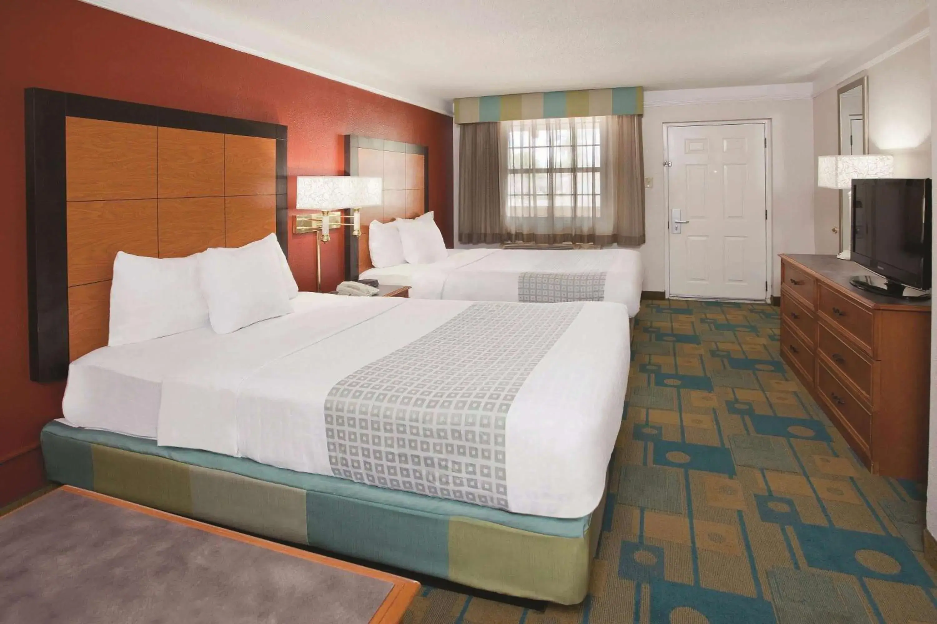 Double Room with Two Double Beds and Bath Tub - Mobility Accessible/Non-Smoking in La Quinta Inn by Wyndham Savannah Midtown Double Room with Two Double Beds and Bath Tub - Mobility Accessible/Non-Smoking in La Quinta Inn by Wyndham Savannah Midtown