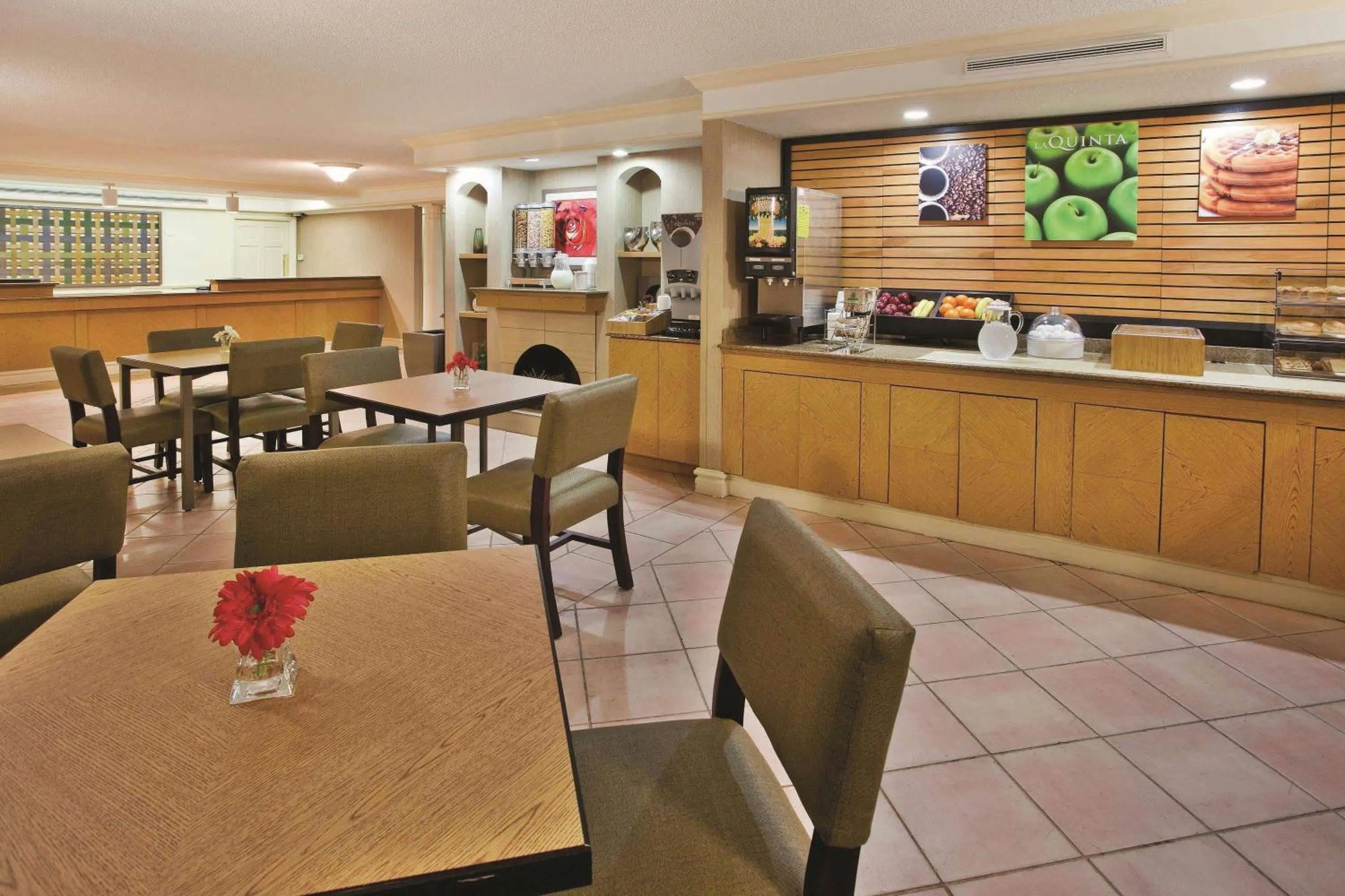 Restaurant/places to eat in La Quinta Inn by Wyndham Savannah Midtown