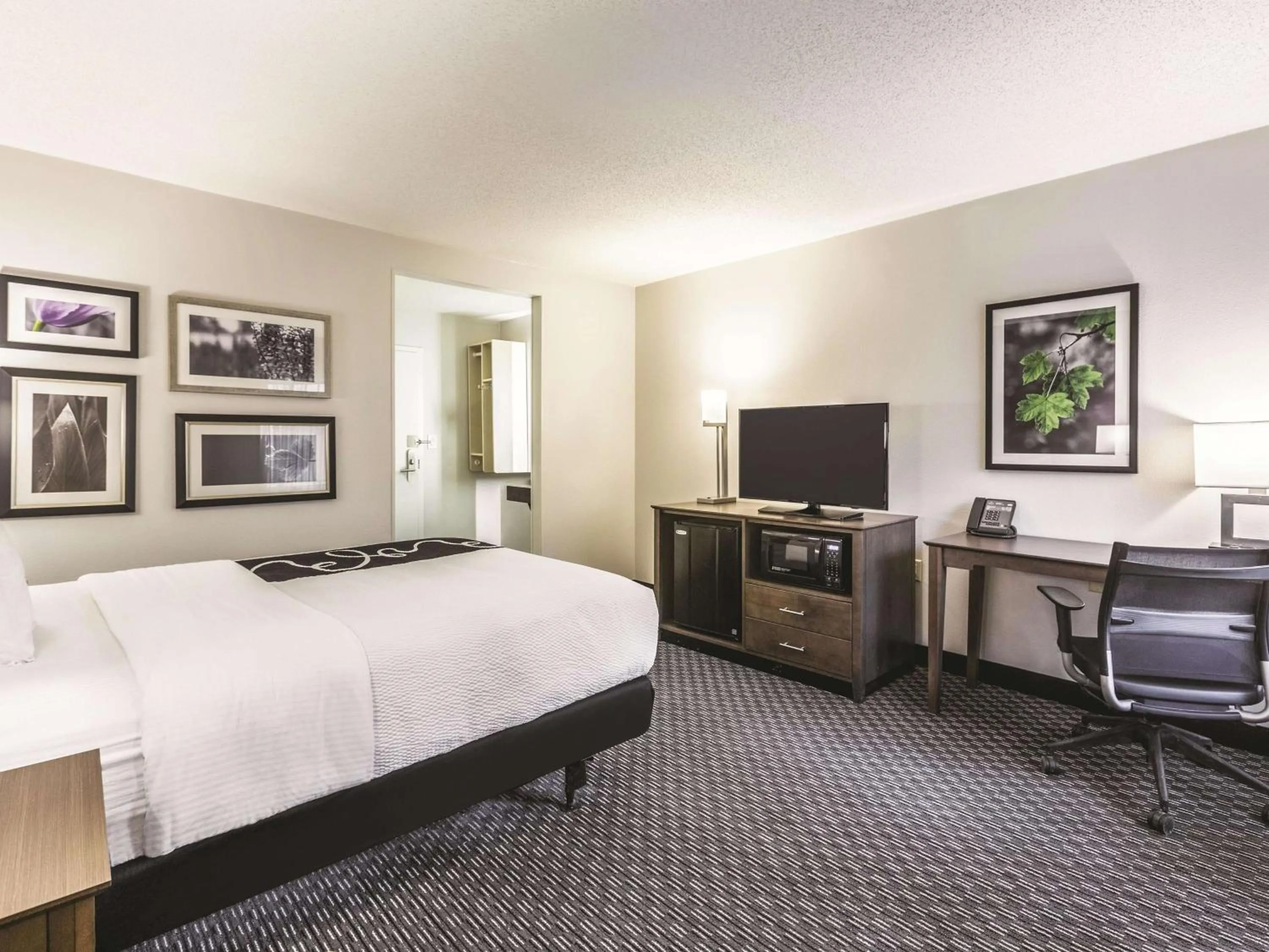 Photo of the whole room, Bed in La Quinta by Wyndham Atlanta Midtown - Buckhead