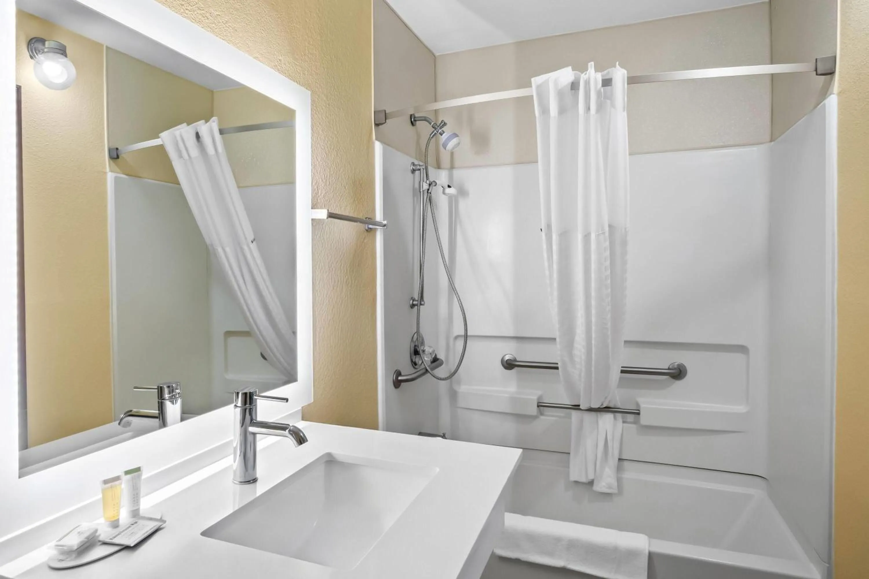 Bathroom in Days Inn by Wyndham Renfro Valley Mount Vernon