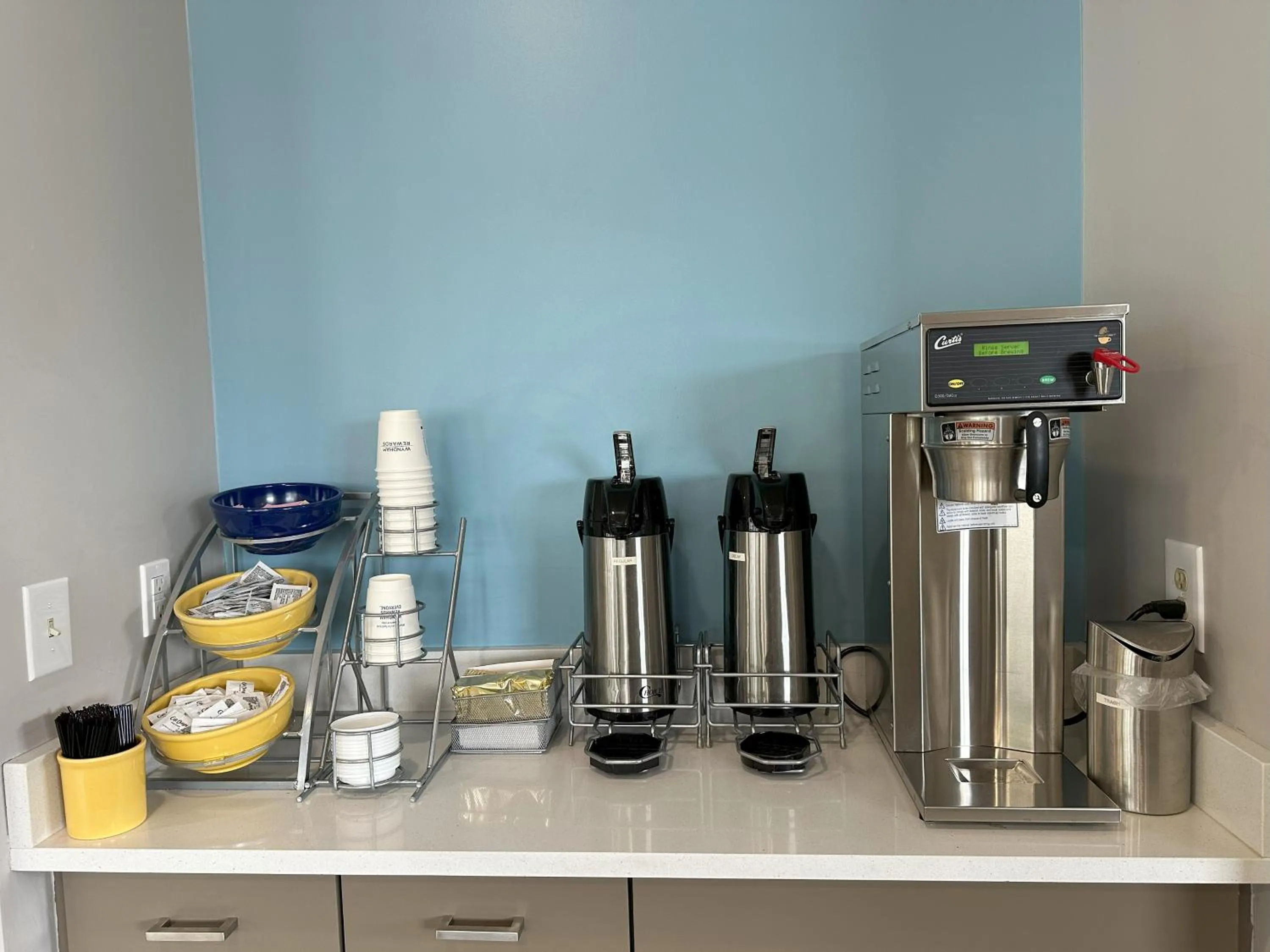 Coffee/tea facilities in Days Inn by Wyndham Renfro Valley Mount Vernon