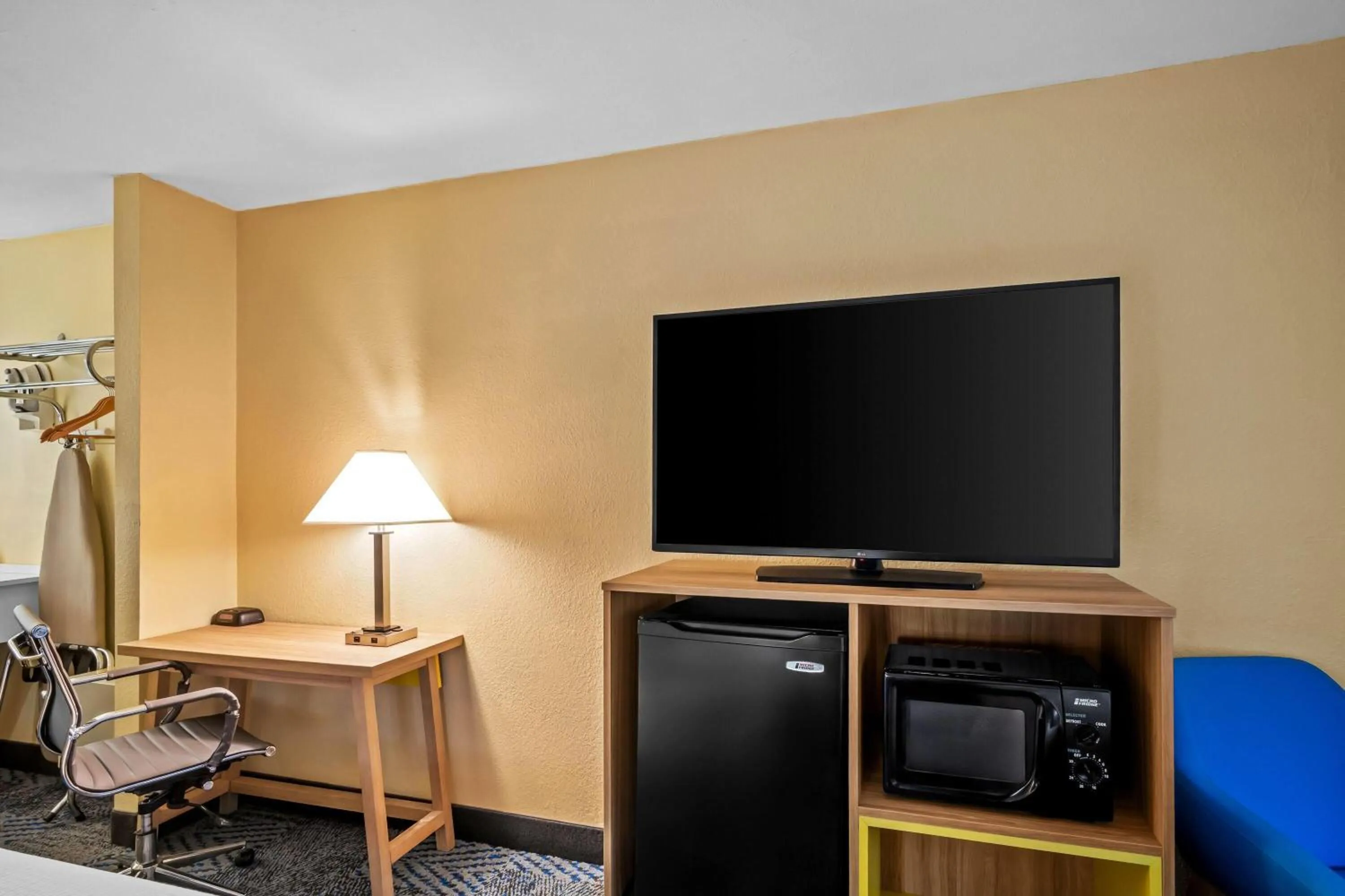 Bed in Days Inn by Wyndham Renfro Valley Mount Vernon