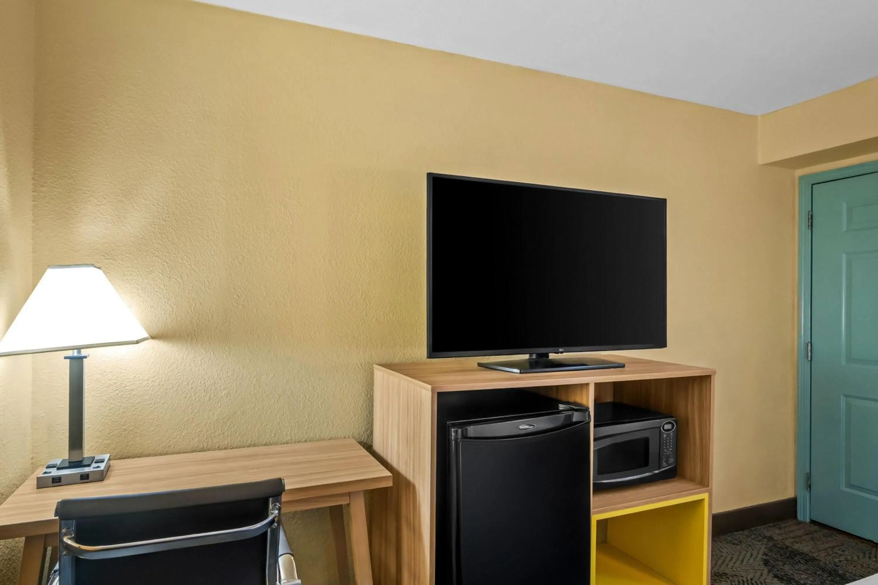 Bed in Days Inn by Wyndham Renfro Valley Mount Vernon