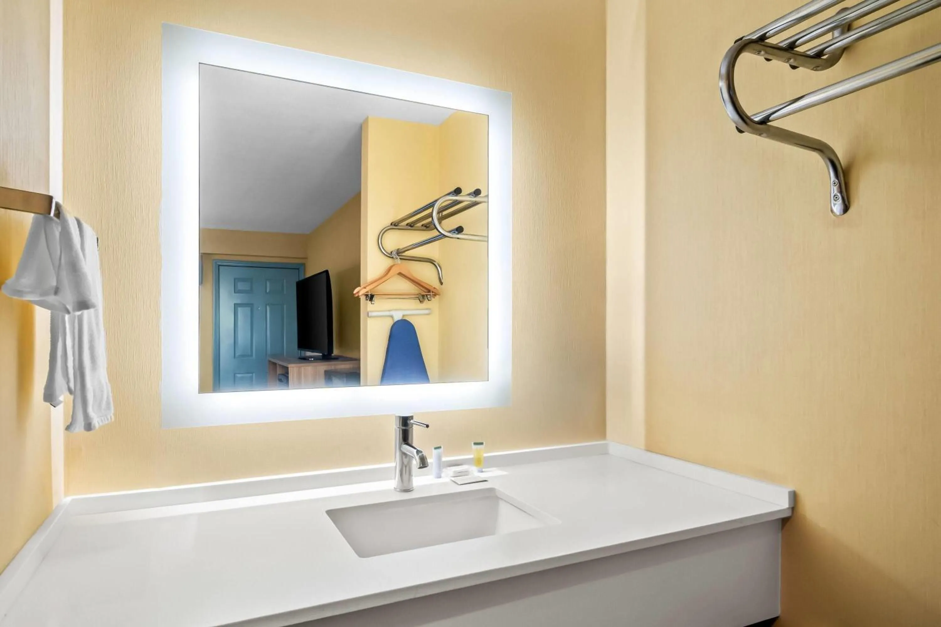 Bathroom in Days Inn by Wyndham Renfro Valley Mount Vernon