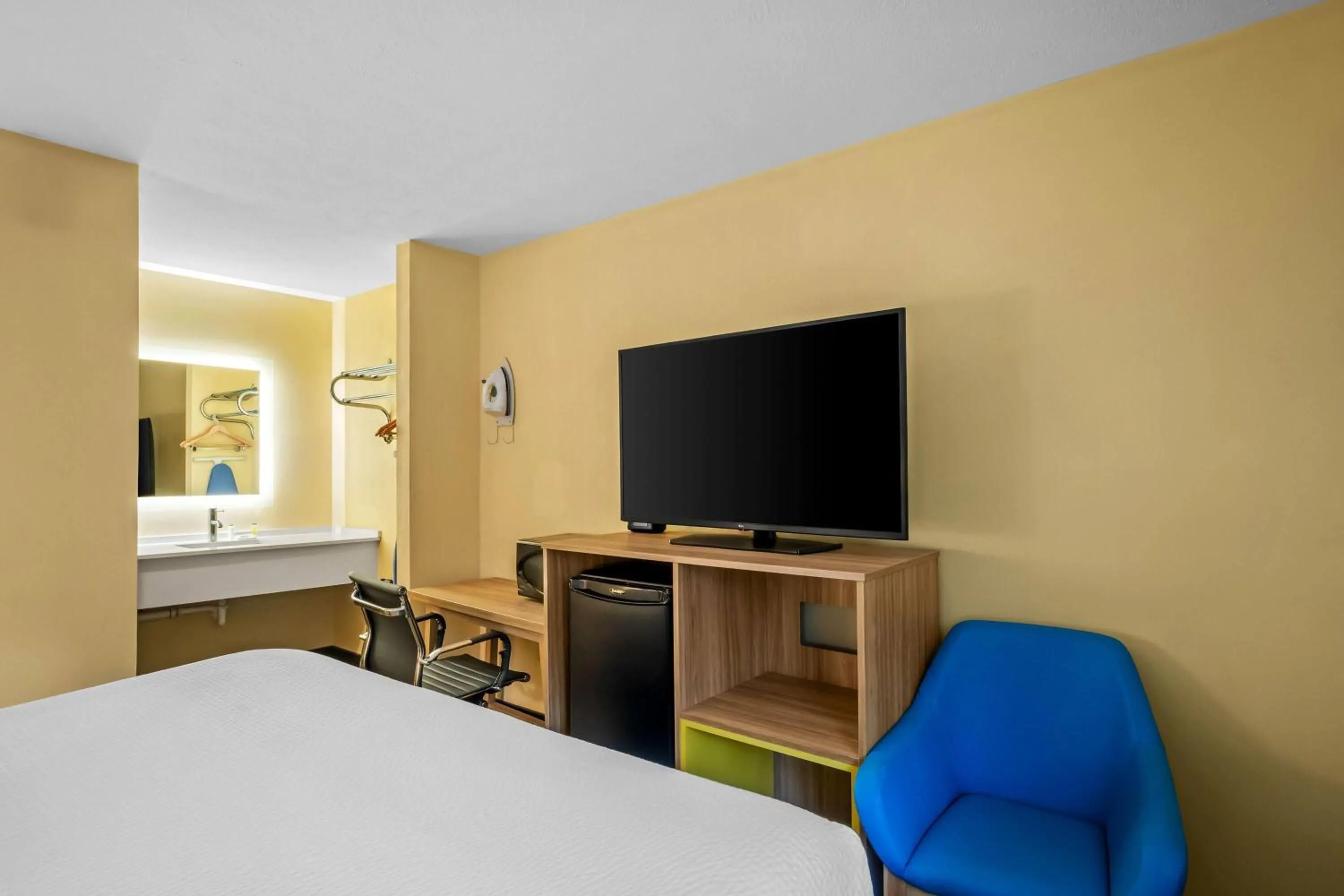 Bed in Days Inn by Wyndham Renfro Valley Mount Vernon