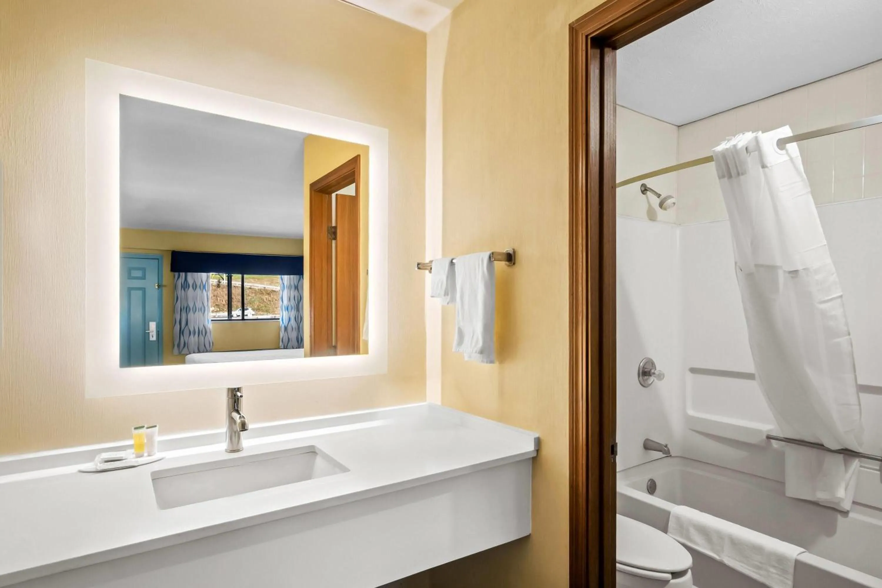 Bathroom in Days Inn by Wyndham Renfro Valley Mount Vernon