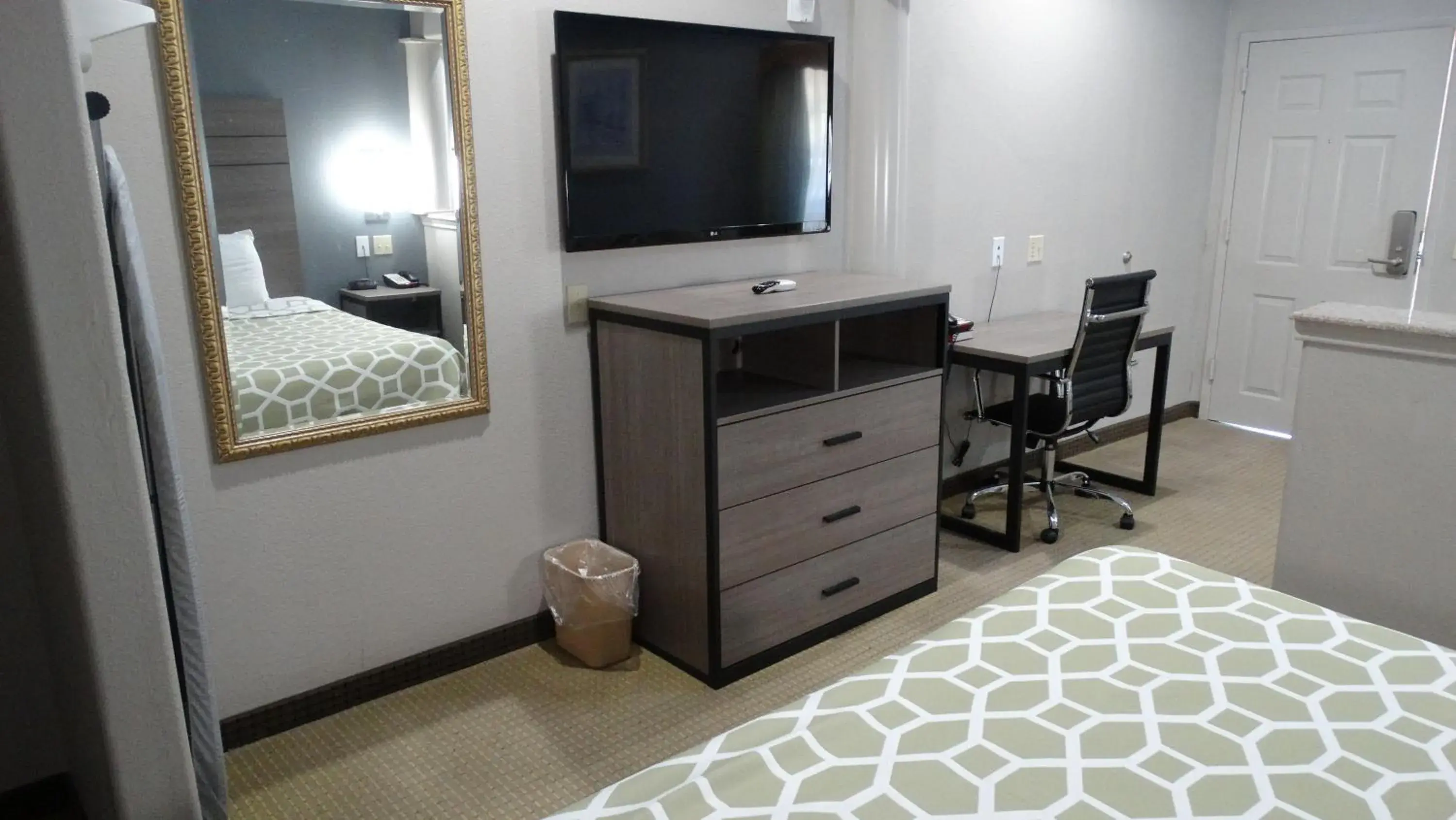 TV and multimedia, Bed in Regency Inn and Suites Humble TV and multimedia, Bed in Regency Inn and Suites Humble