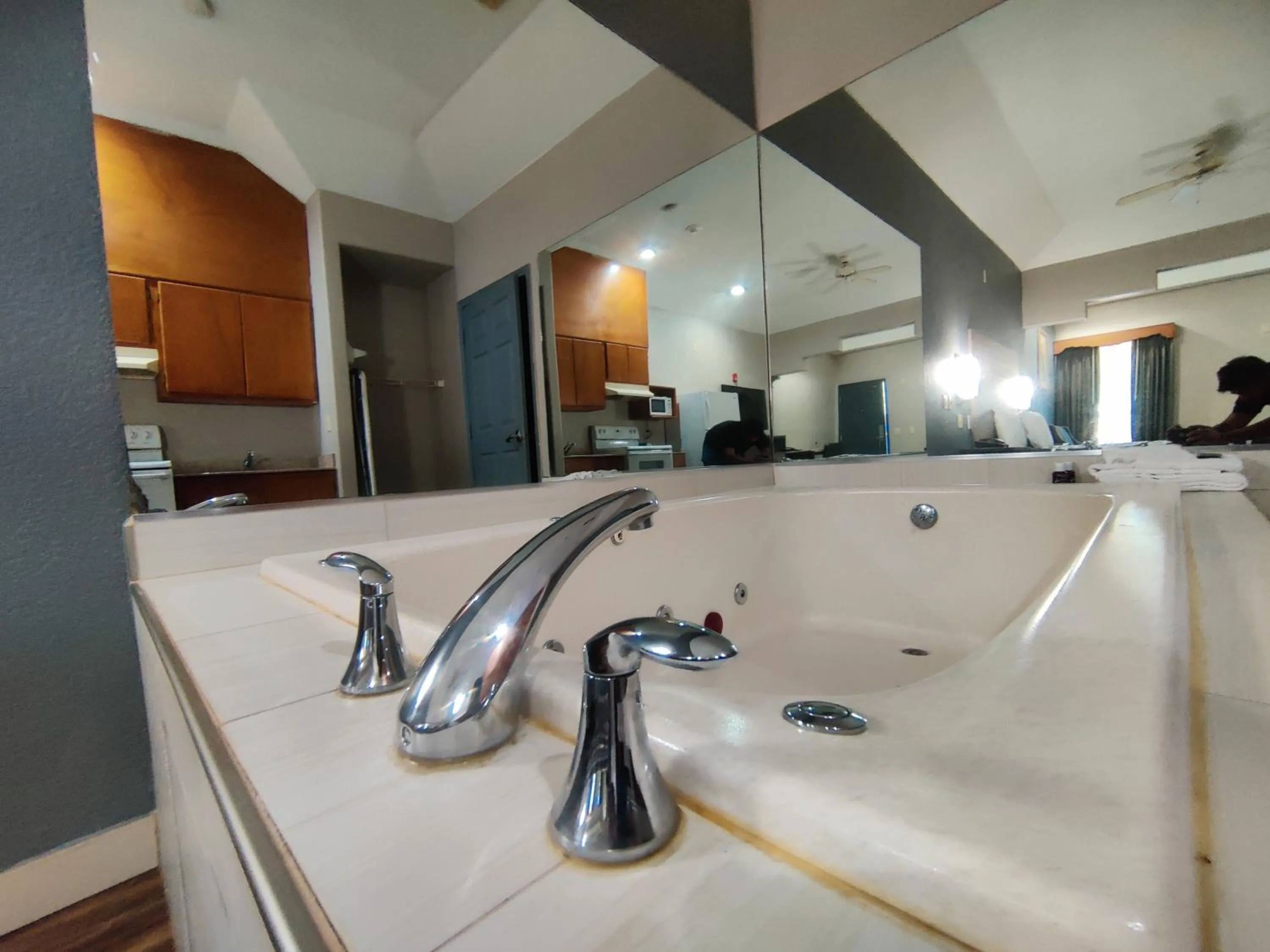 Bath in Regency Inn & Suites By Capital O Houston IAH Airport