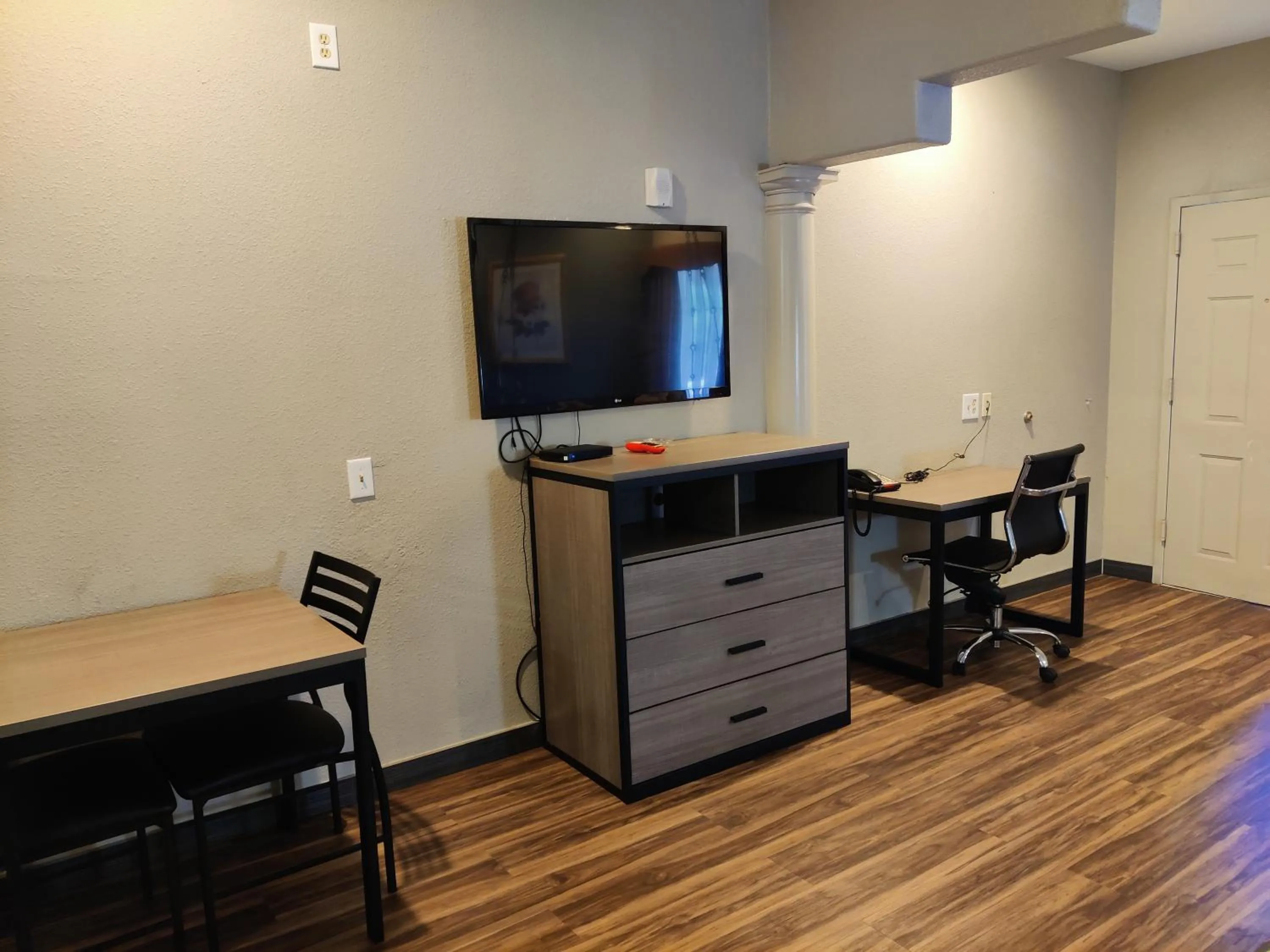 Bedroom in Regency Inn & Suites By Capital O Houston IAH Airport