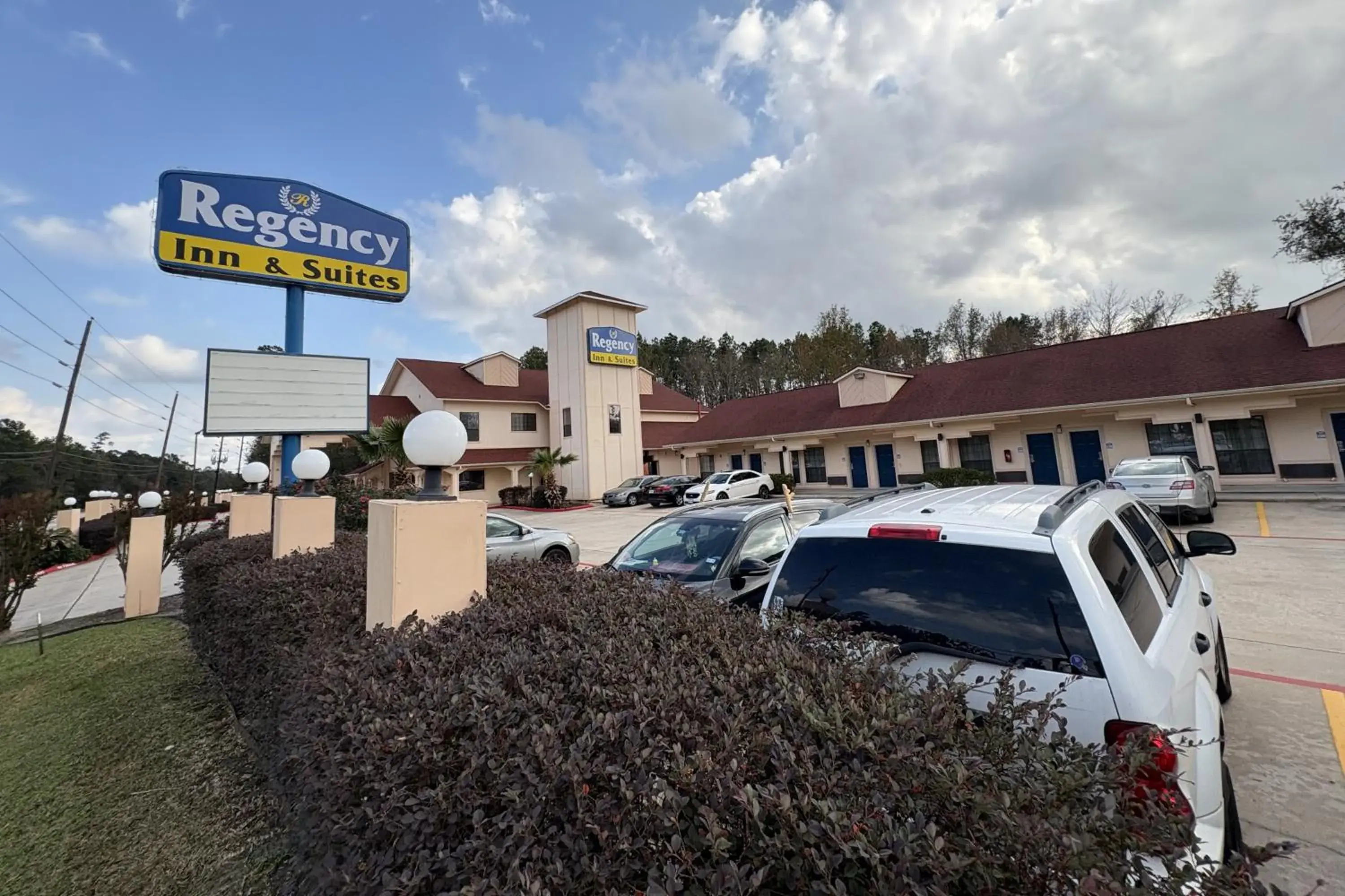 Property building in Regency Inn & Suites By Capital O Houston IAH Airport Property building in Regency Inn & Suites By Capital O Houston IAH Airport