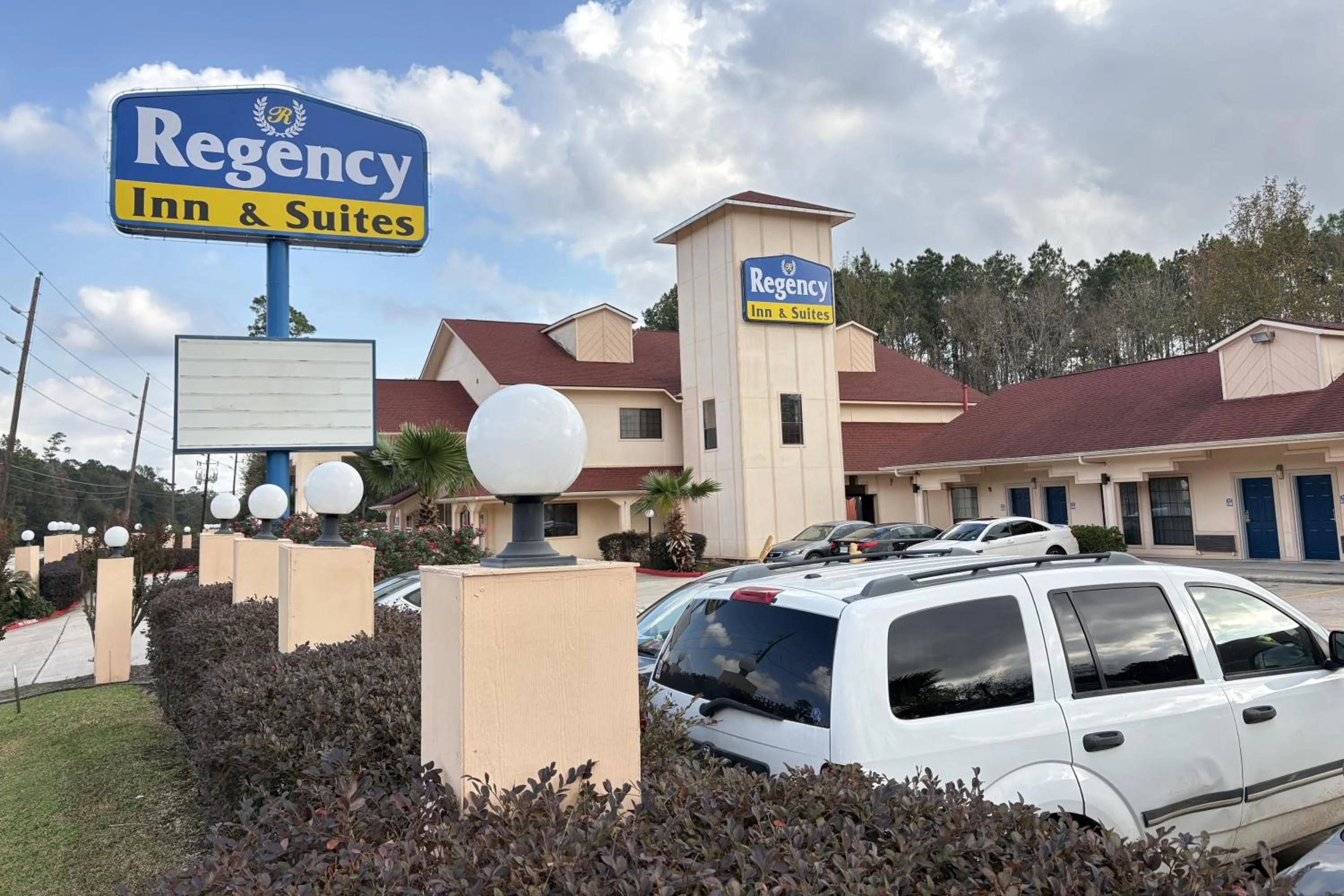 Parking in Regency Inn & Suites By Capital O Houston IAH Airport