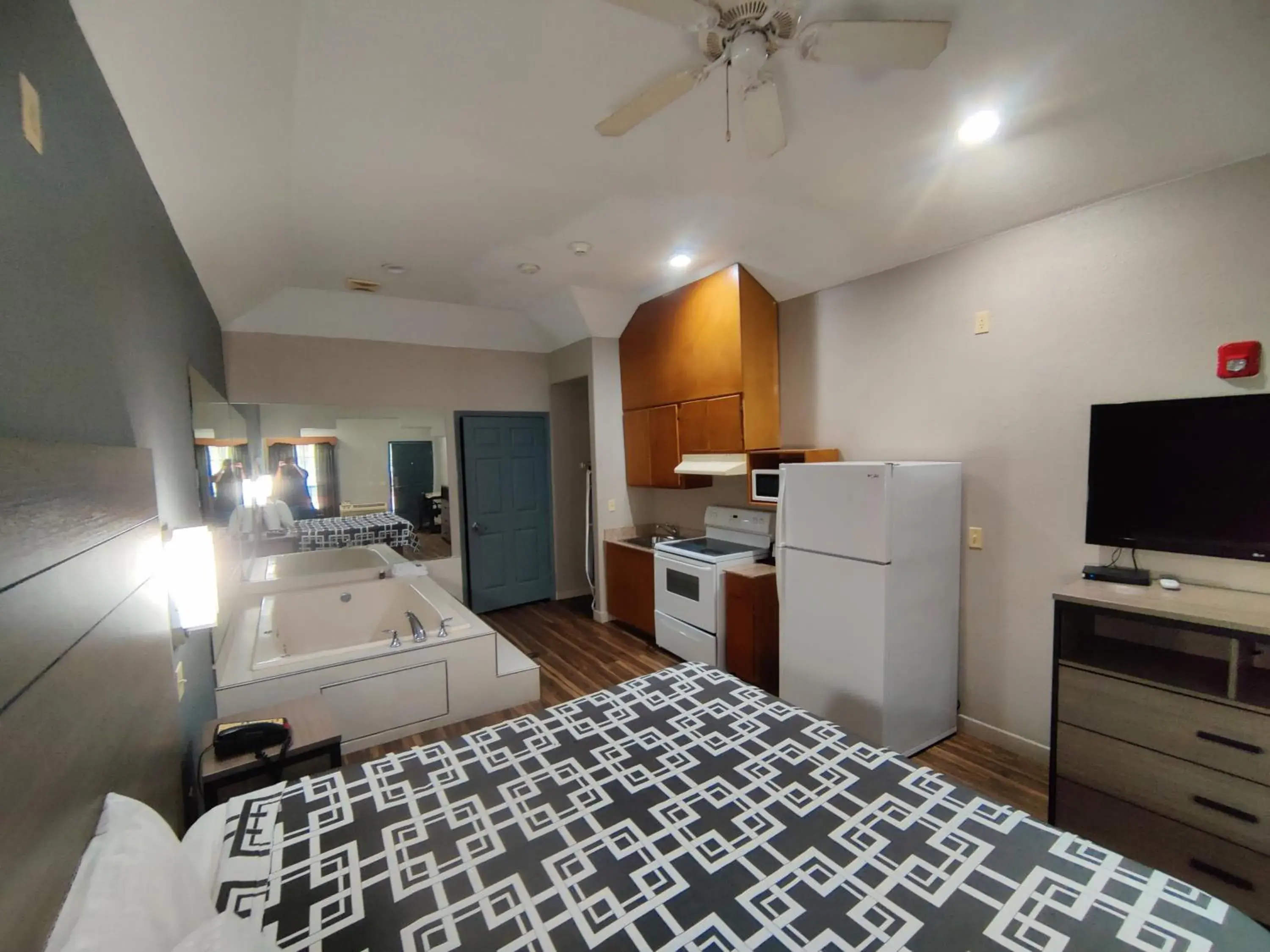 Bedroom, Bed in Regency Inn & Suites By Capital O Houston IAH Airport Bedroom, Bed in Regency Inn & Suites By Capital O Houston IAH Airport