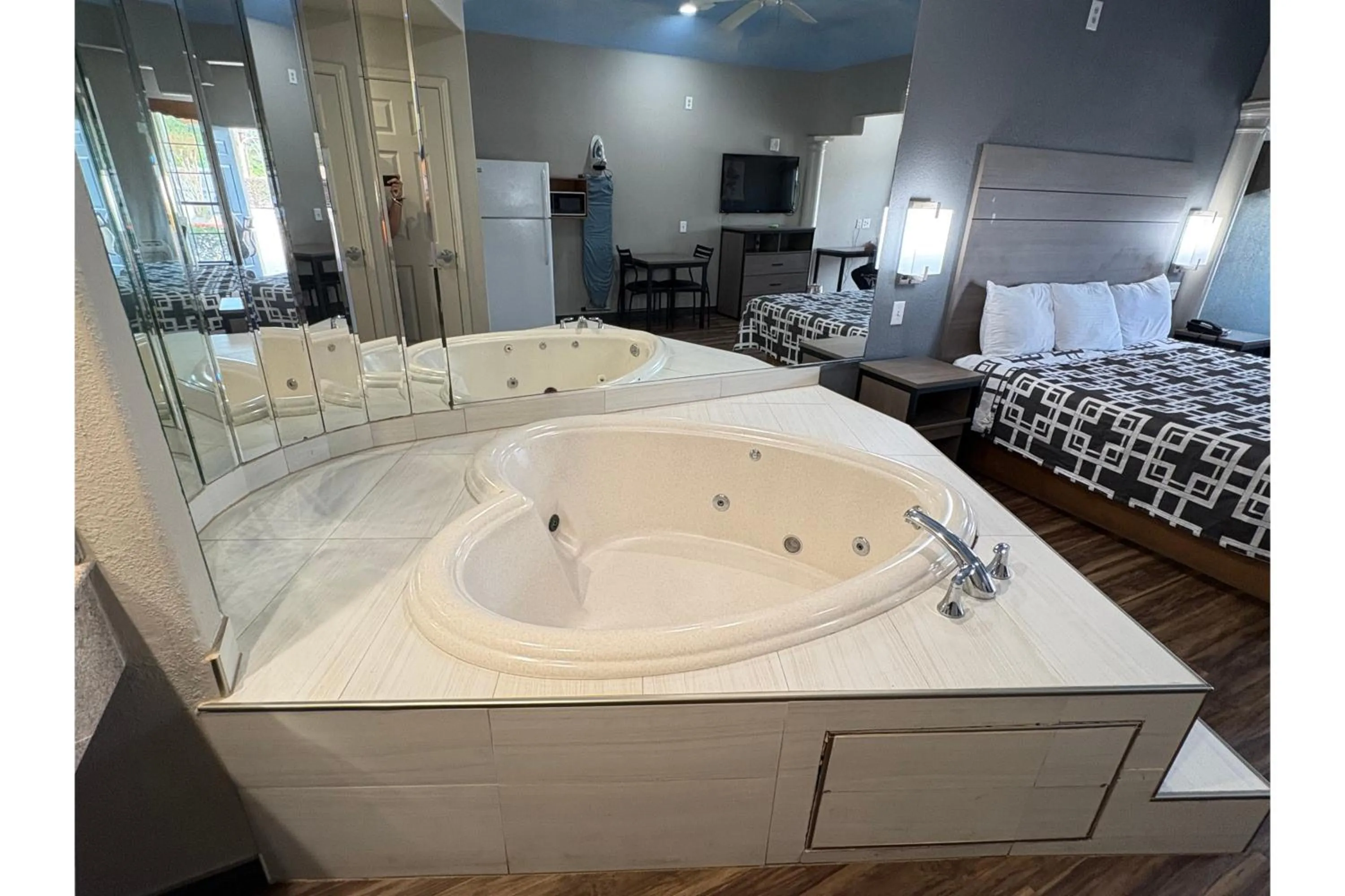 Bath, Bed in Regency Inn & Suites By Capital O Houston IAH Airport