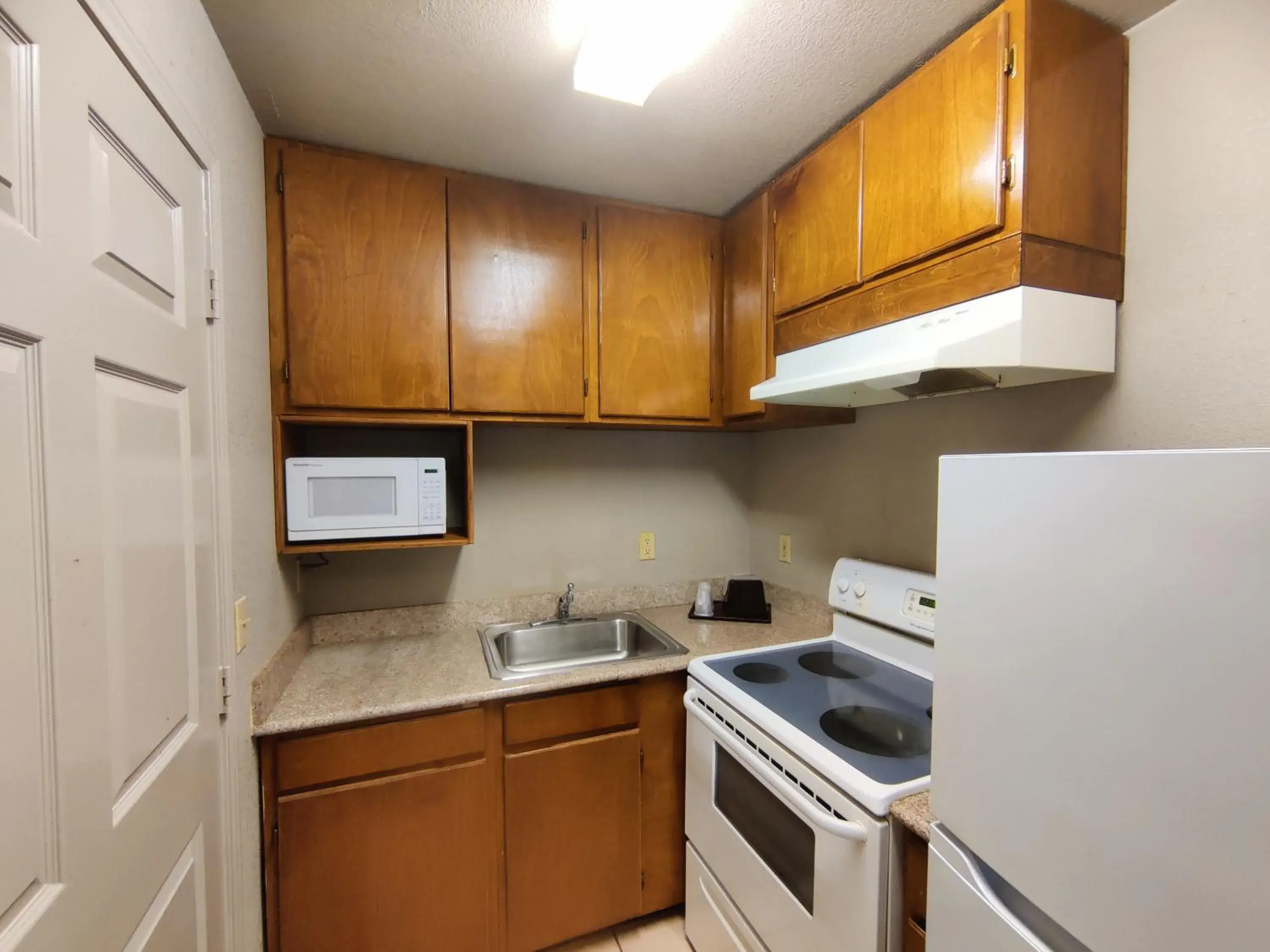 Kitchen or kitchenette in Regency Inn & Suites By Capital O Houston IAH Airport Kitchen or kitchenette in Regency Inn & Suites By Capital O Houston IAH Airport