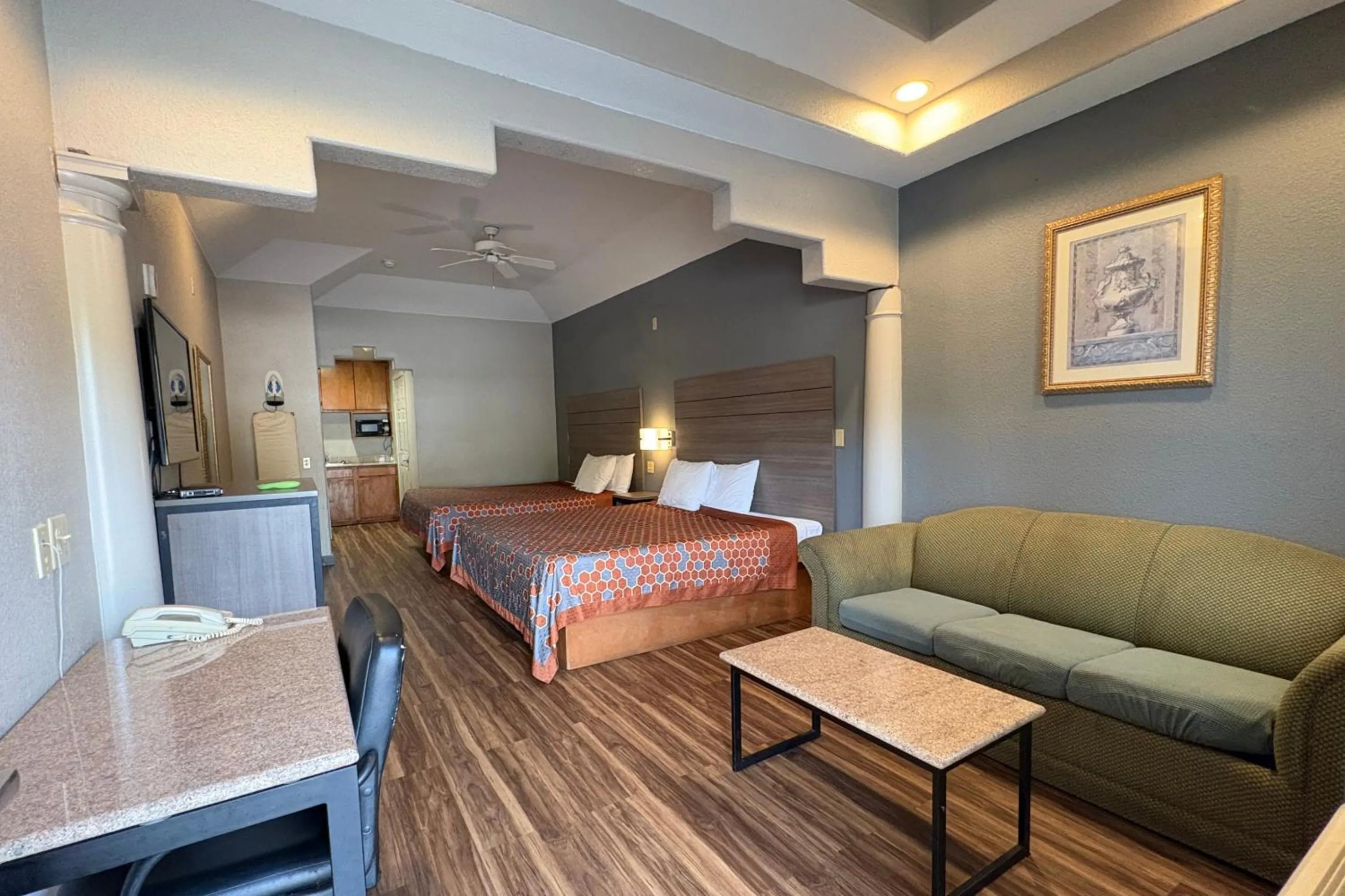 Bedroom in Regency Inn & Suites By Capital O Houston IAH Airport