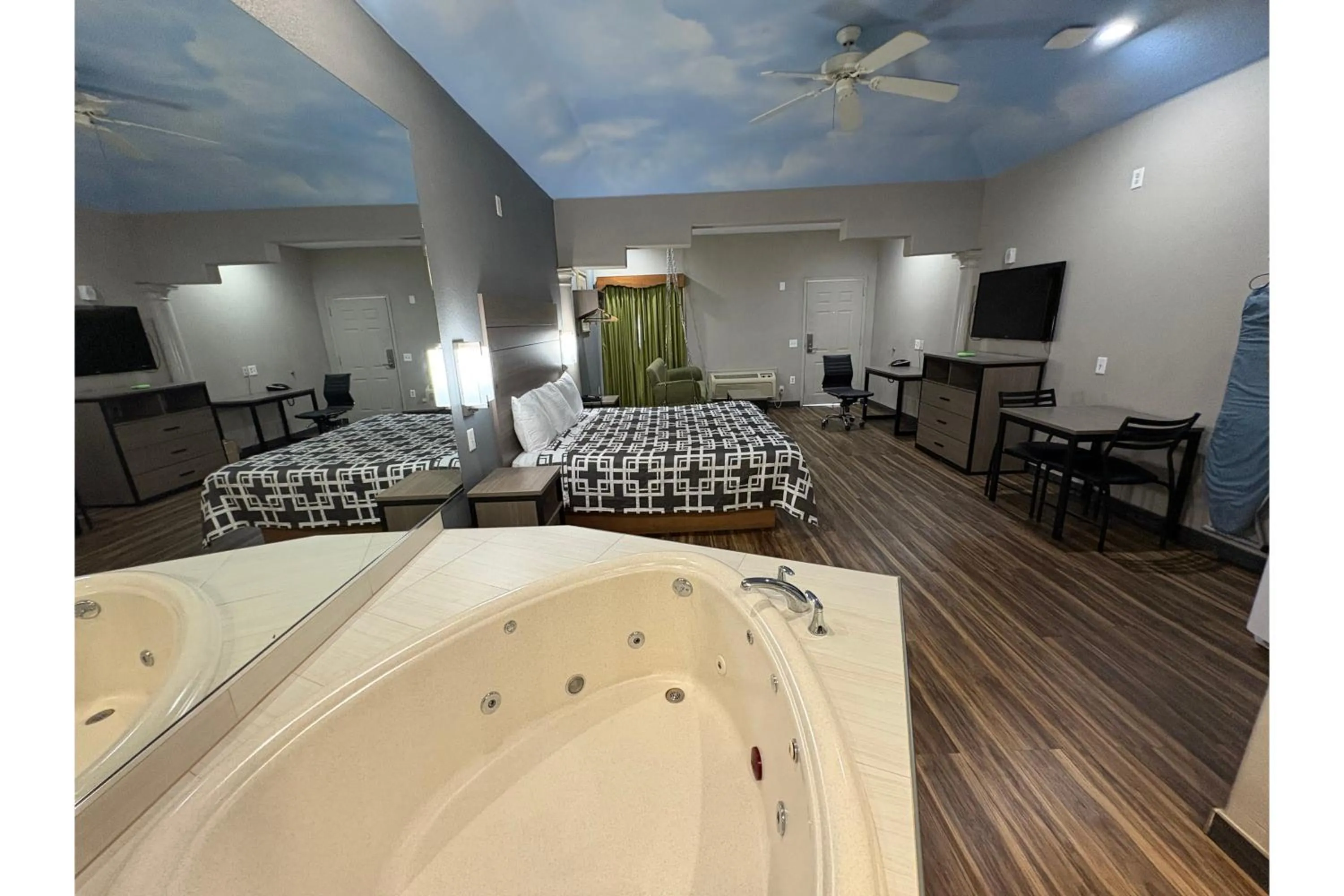 Hot Tub, Bed in Regency Inn & Suites By Capital O Houston IAH Airport