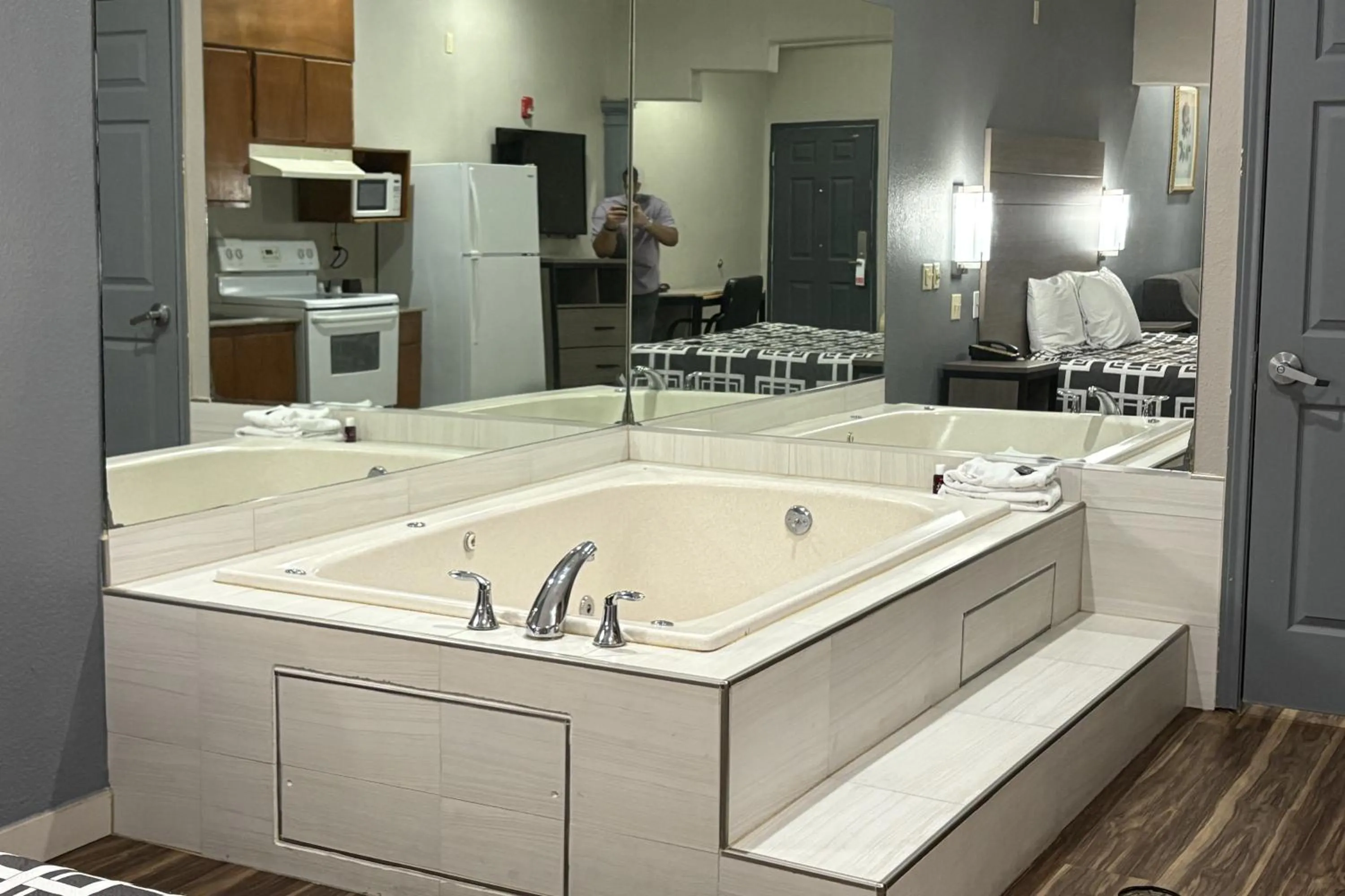 Hot Tub in Regency Inn & Suites By Capital O Houston IAH Airport