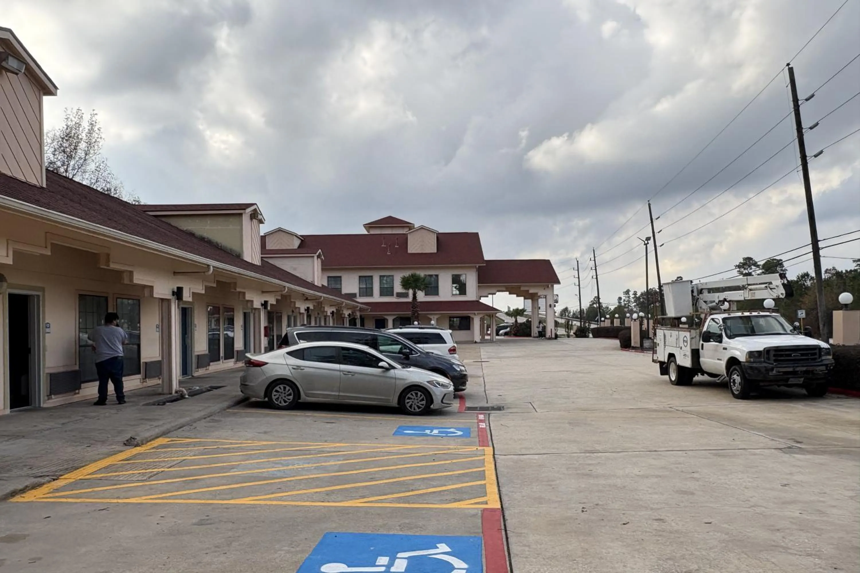 Parking in Regency Inn & Suites By Capital O Houston IAH Airport