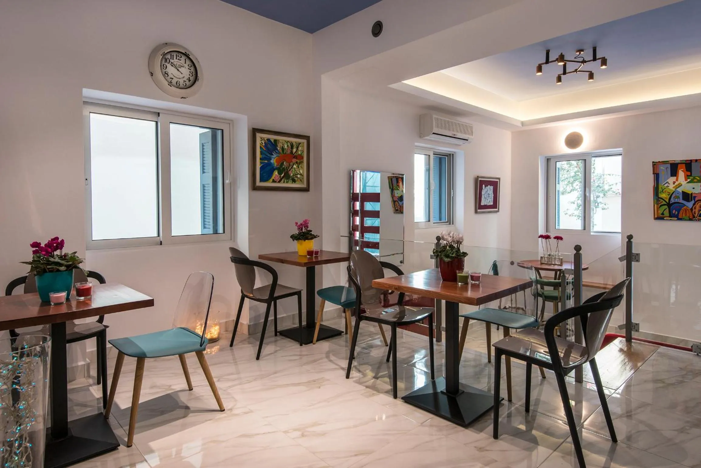 Communal lounge/ TV room in DownTown Hotel