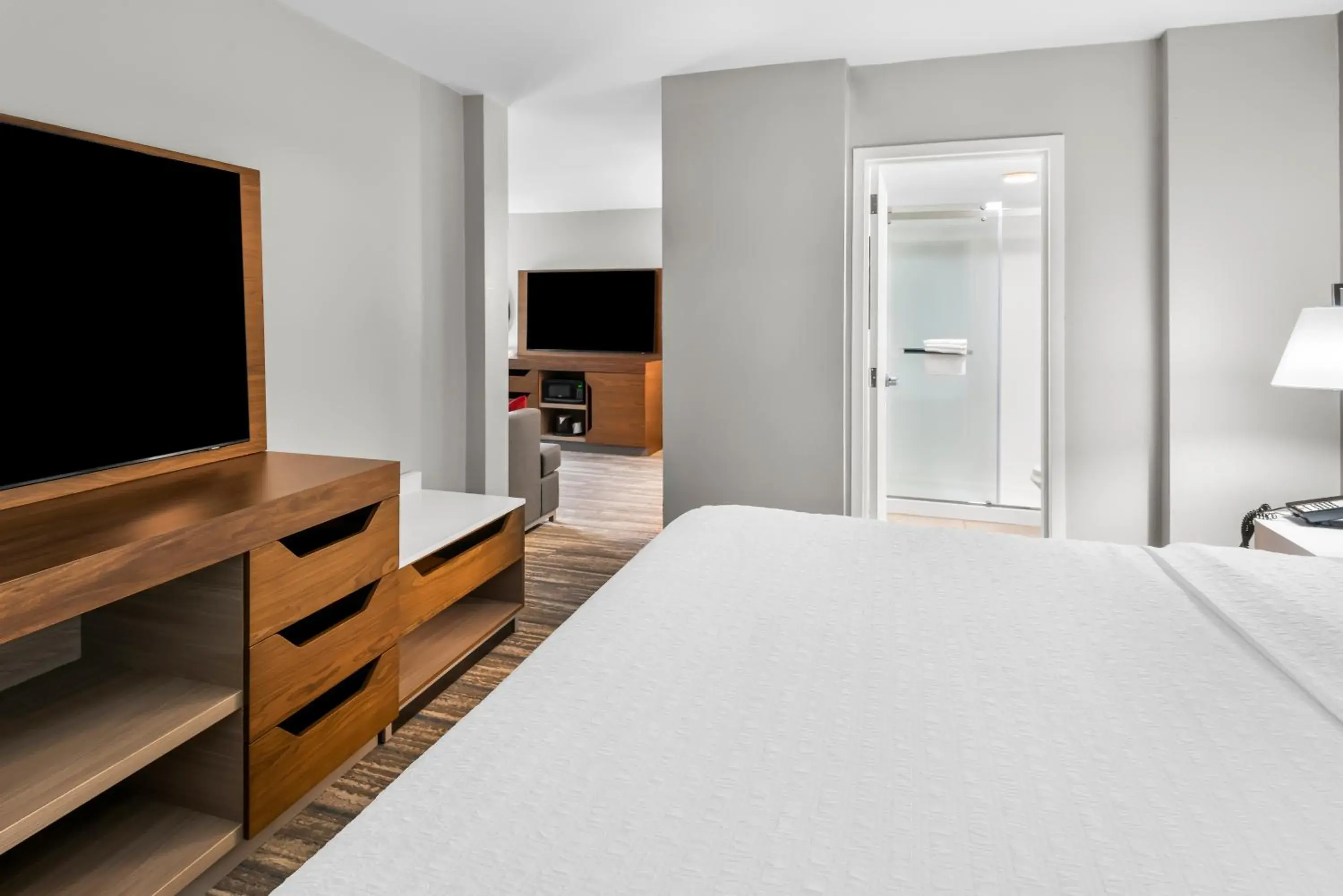 Guests, Bed in Hampton Inn Indianapolis Northeast/Castleton Guests, Bed in Hampton Inn Indianapolis Northeast/Castleton