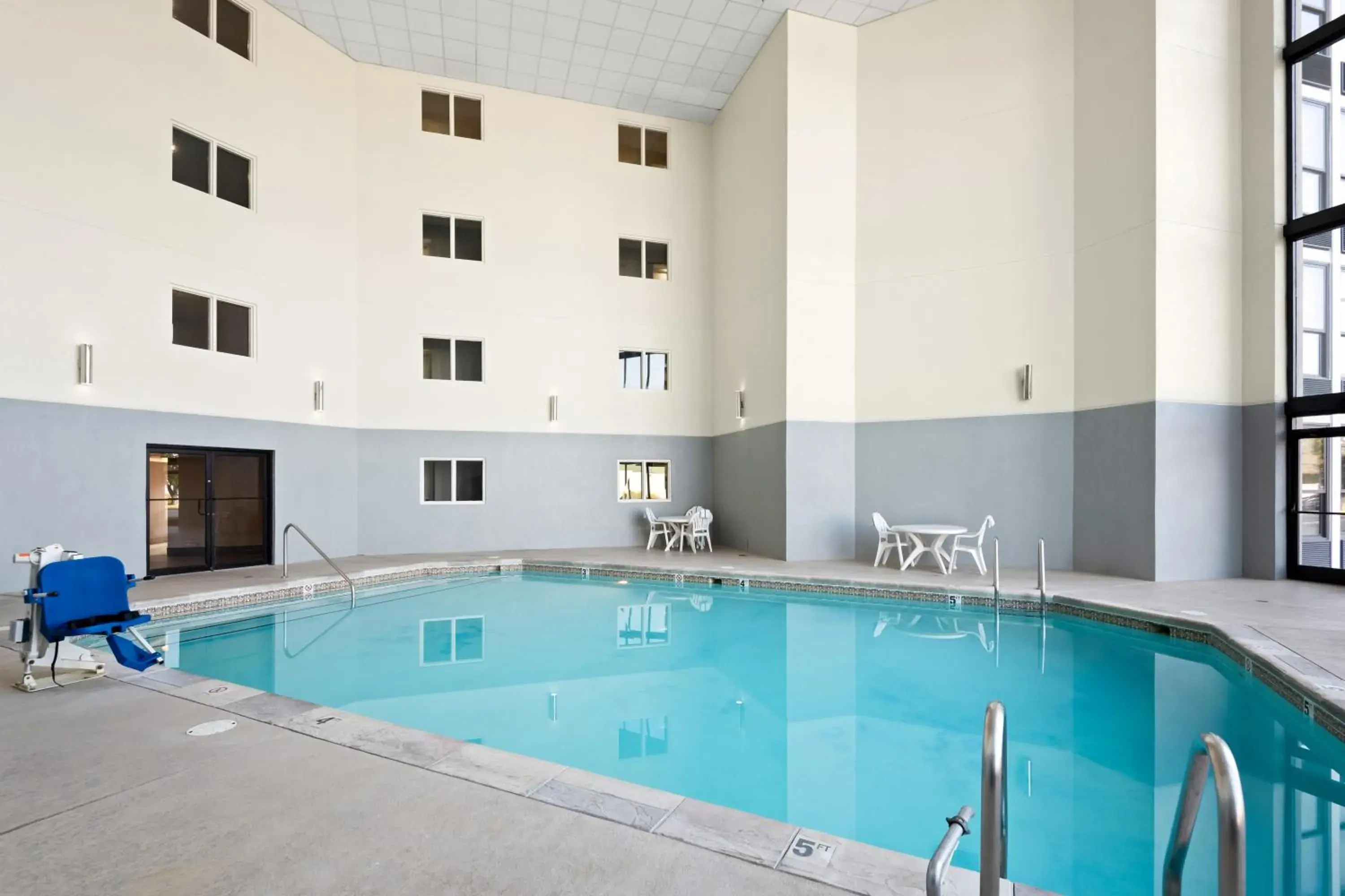 Swimming pool in Hampton Inn Indianapolis Northeast/Castleton Swimming pool in Hampton Inn Indianapolis Northeast/Castleton