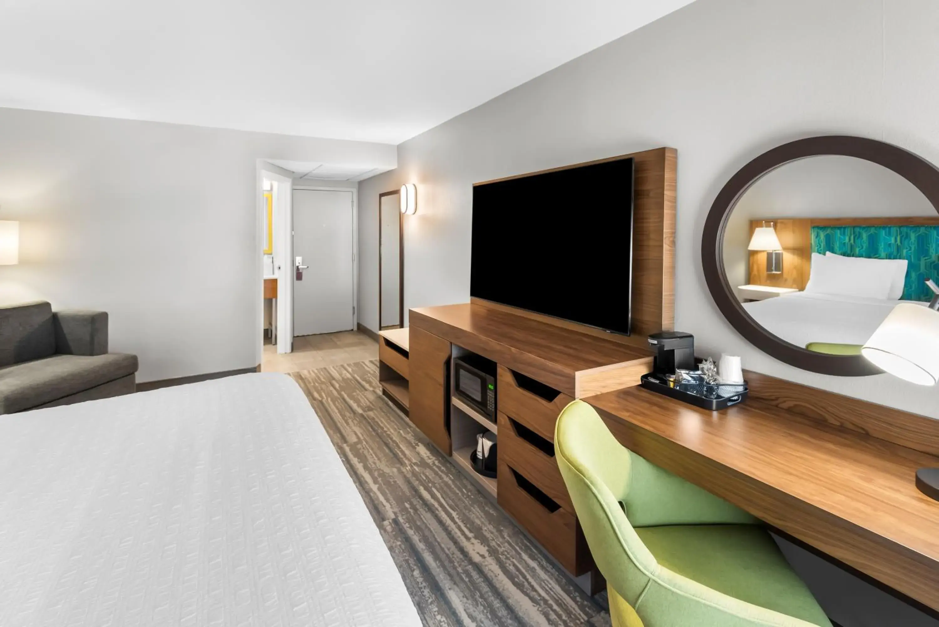 Guests, Bed in Hampton Inn Indianapolis Northeast/Castleton Guests, Bed in Hampton Inn Indianapolis Northeast/Castleton