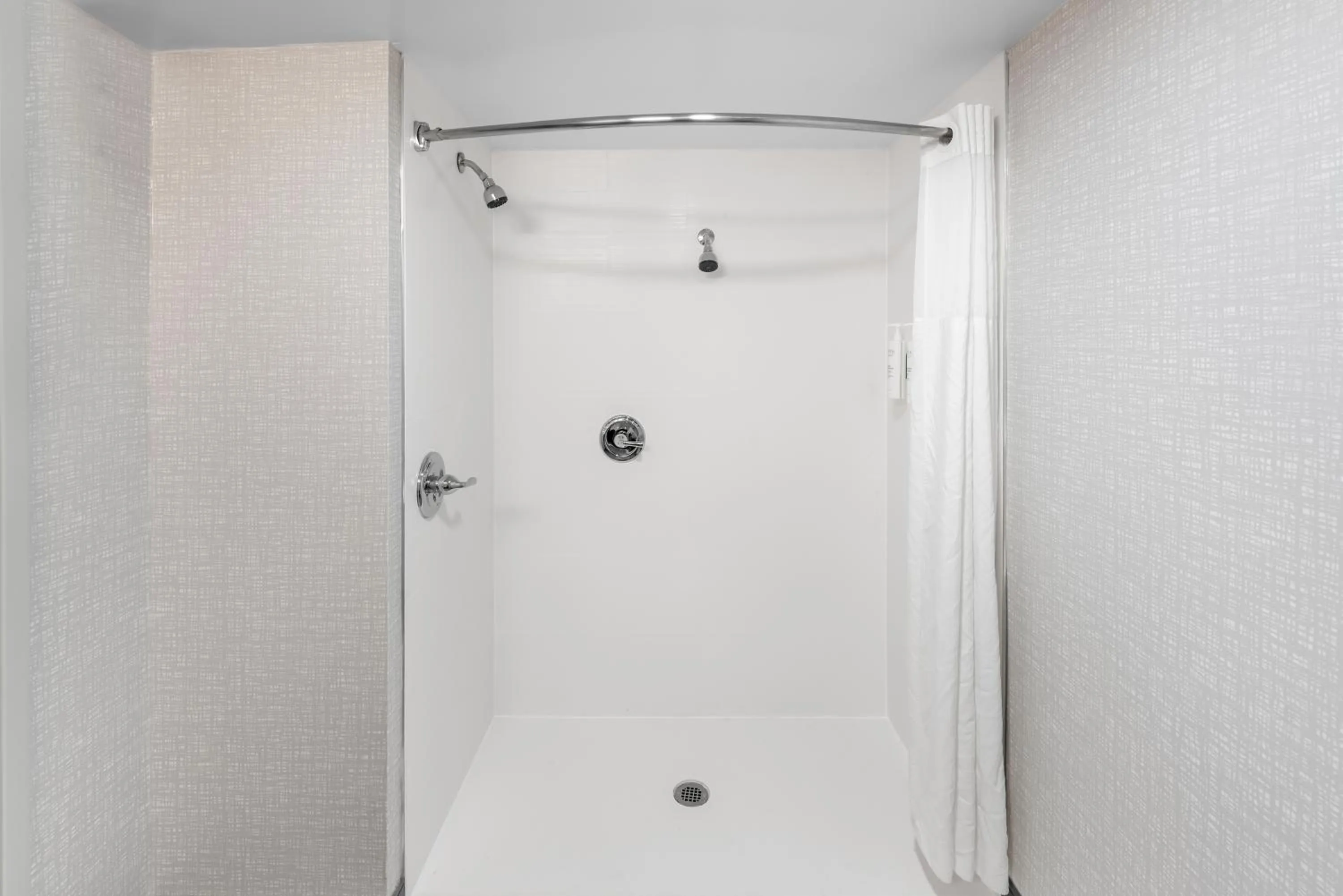 Bathroom in Hampton Inn Indianapolis Northeast/Castleton