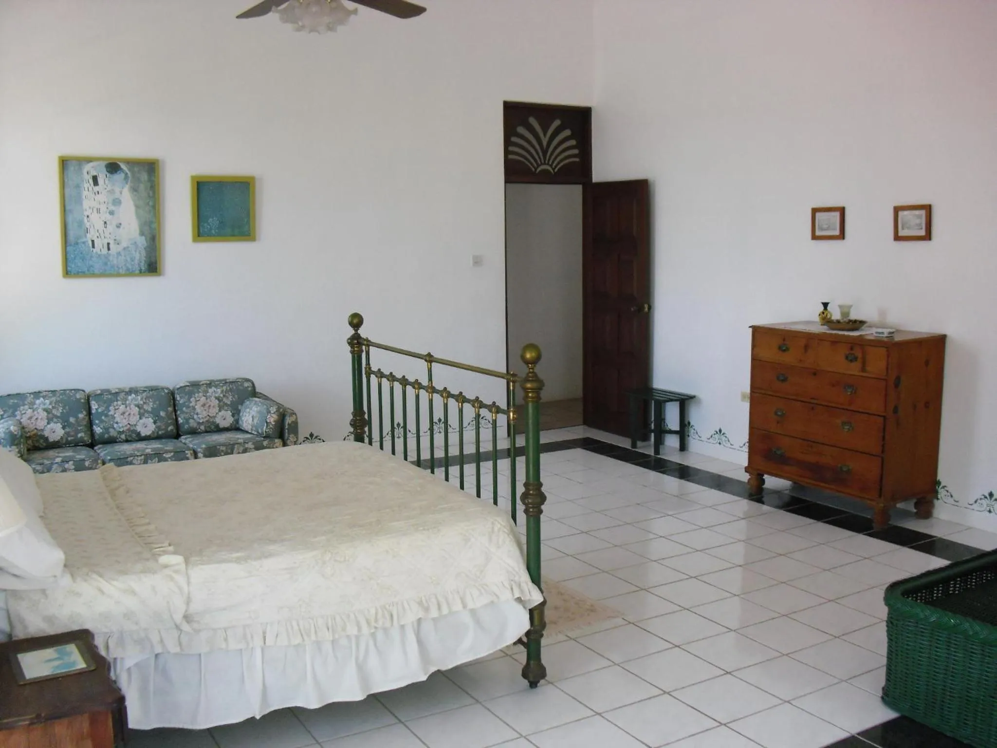 Photo of the whole room, Bed in Tamarind Great House