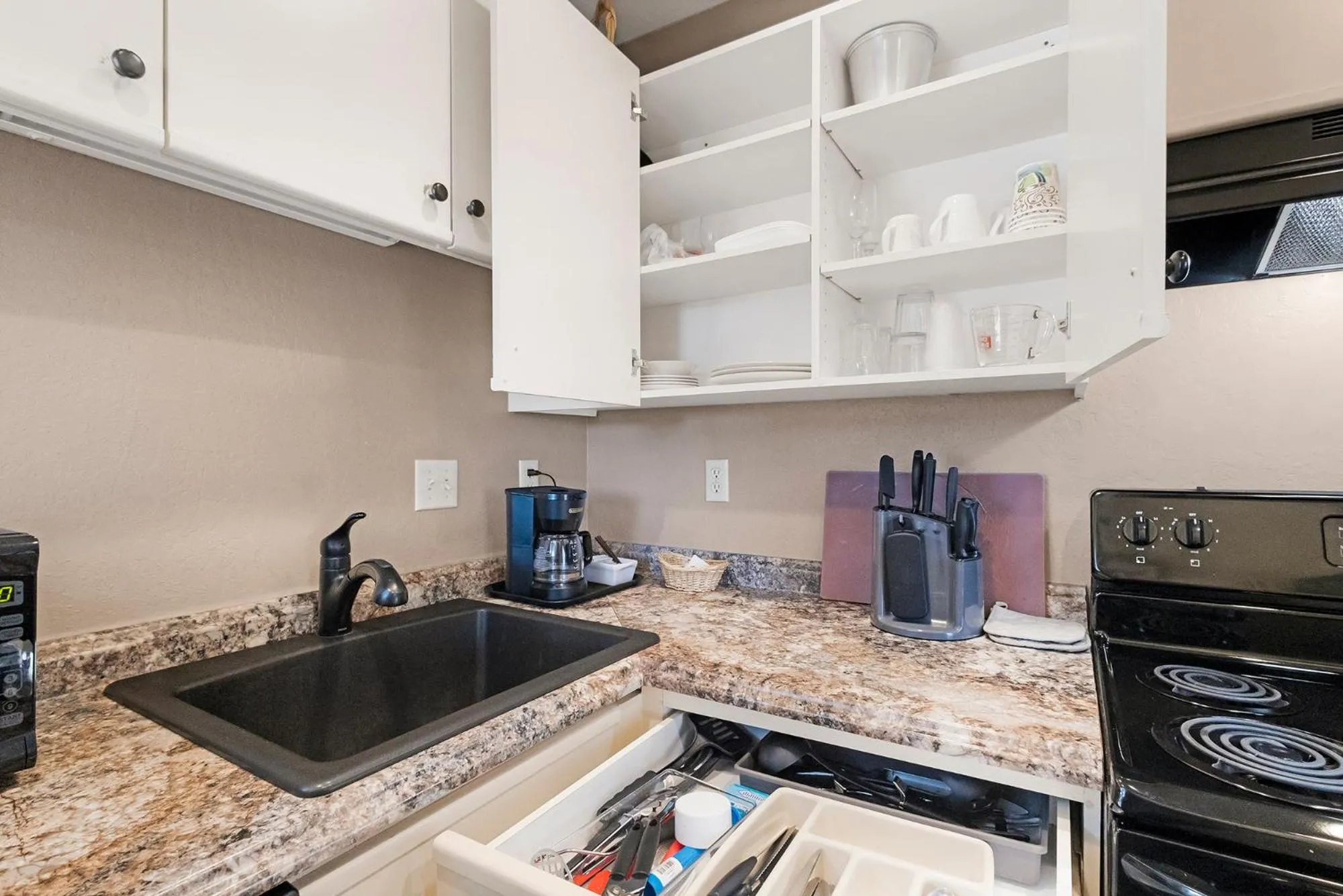 kitchen in Sonora Aladdin Motor Inn