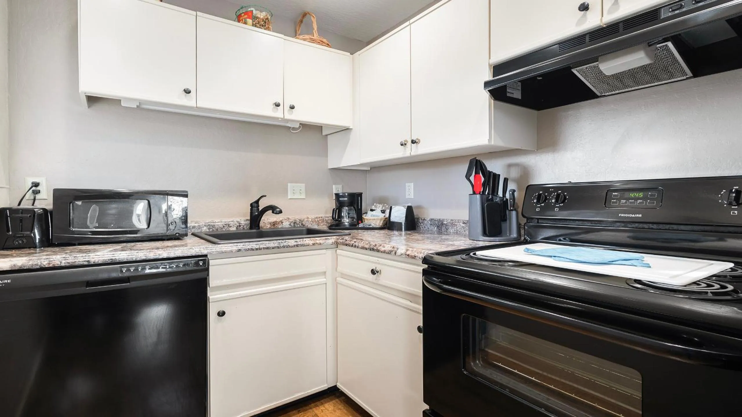 kitchen in Sonora Aladdin Motor Inn