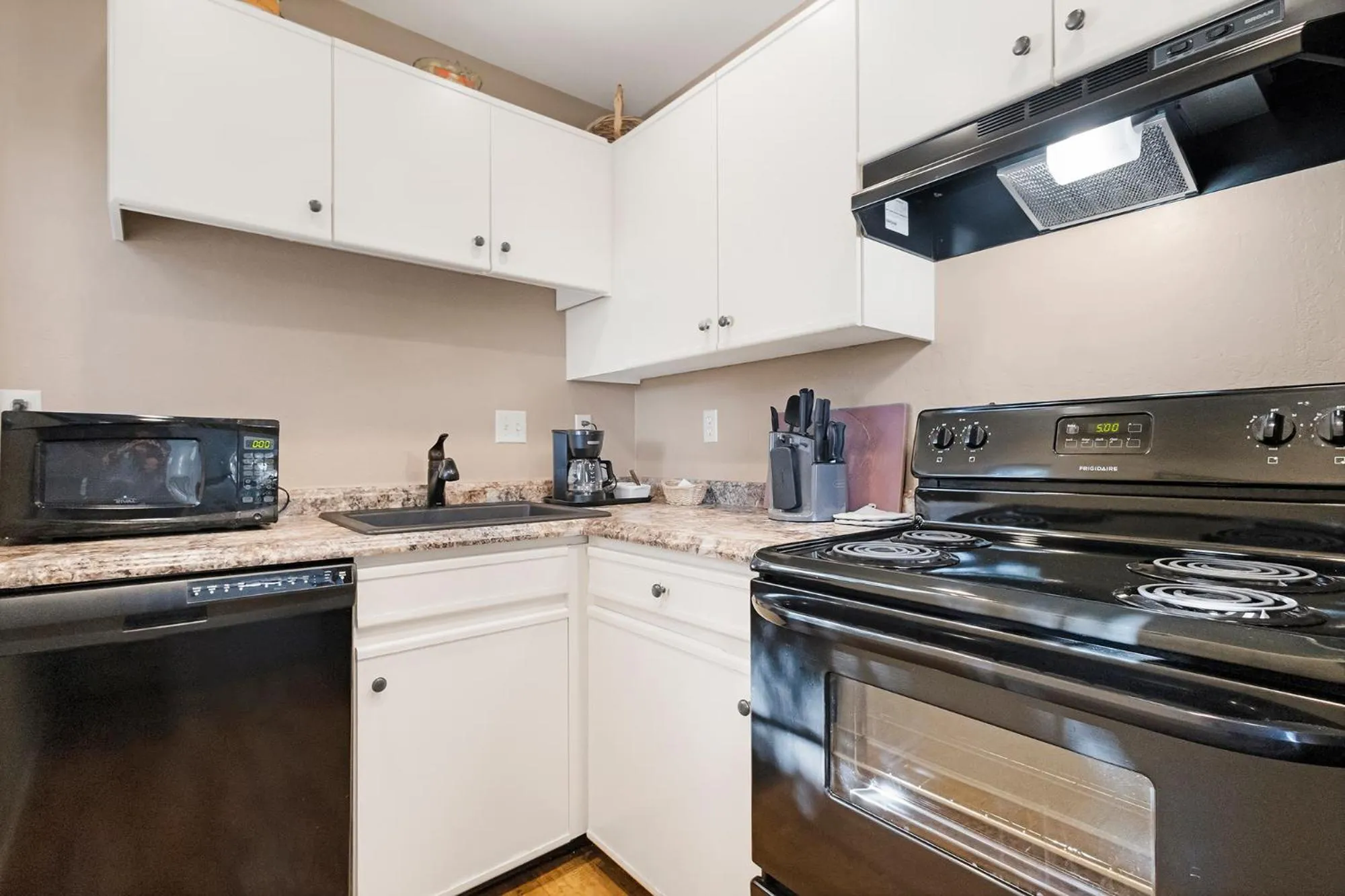 kitchen in Sonora Aladdin Motor Inn