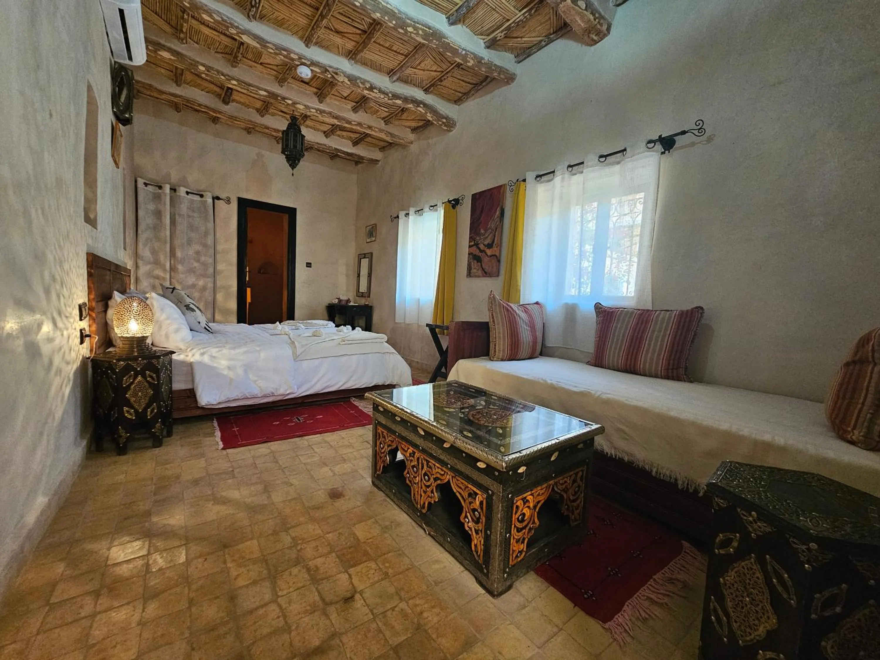 Seating area, Bed in Kasbah La Cigogne