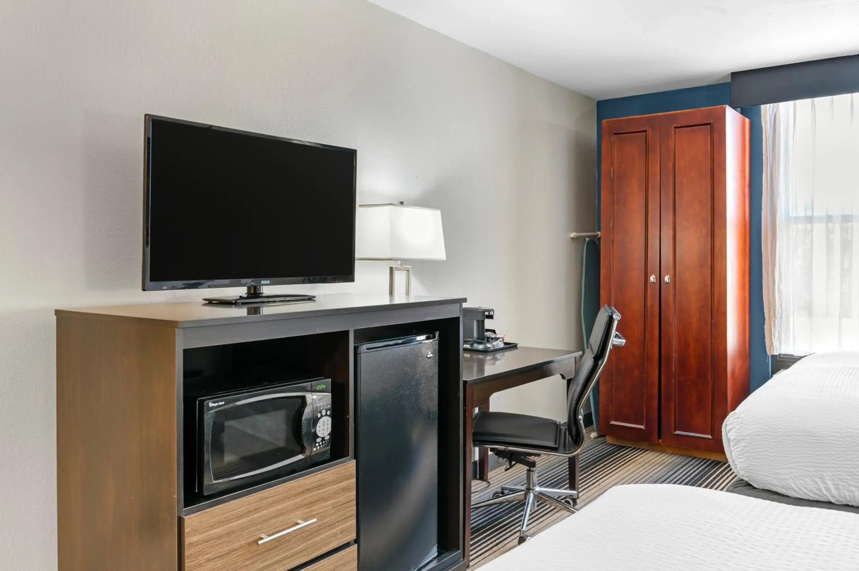 TV and multimedia, Bed in Sleep Inn Indianapolis East TV and multimedia, Bed in Sleep Inn Indianapolis East