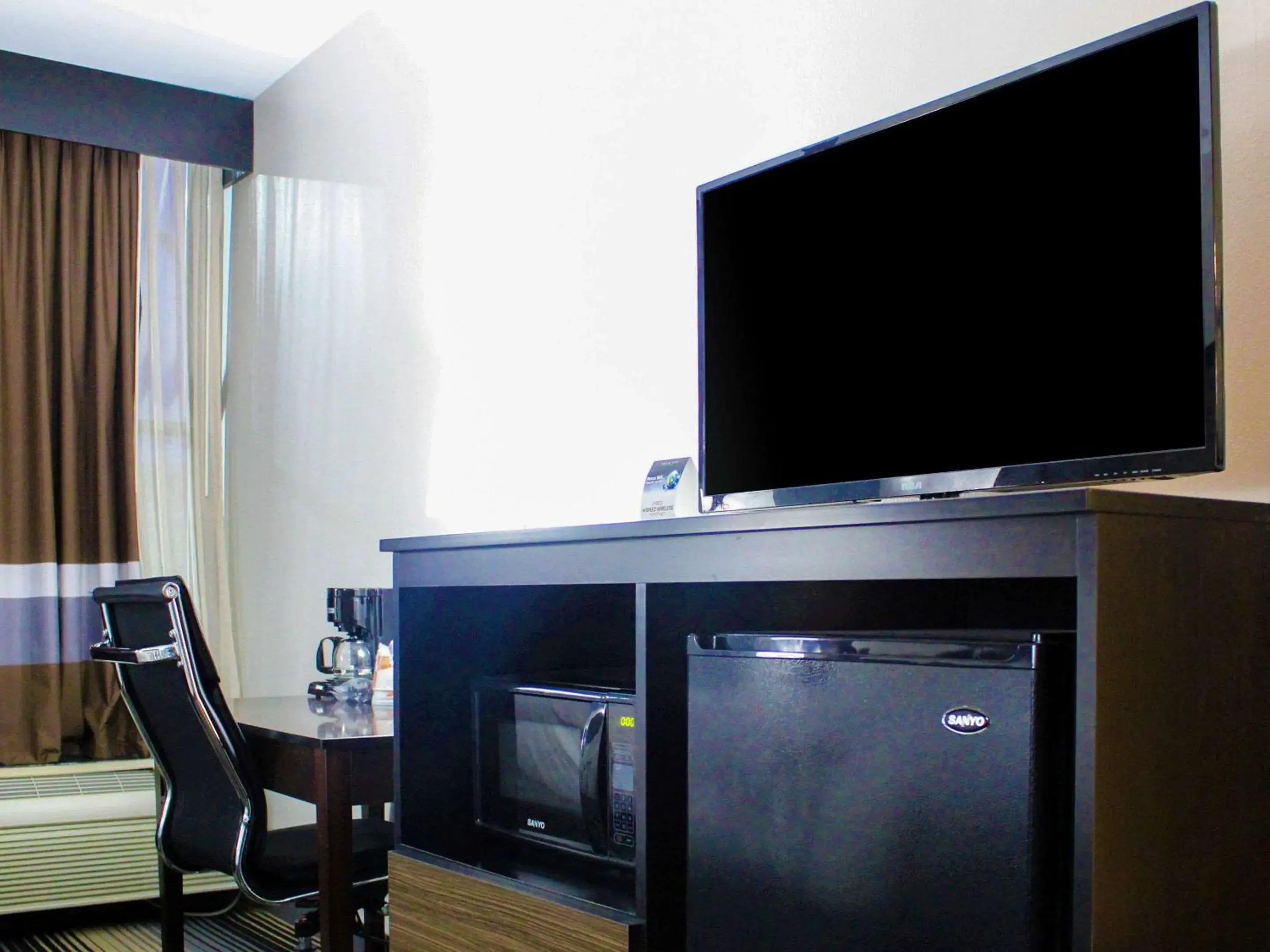 Photo of the whole room, TV/Entertainment Center in Sleep Inn