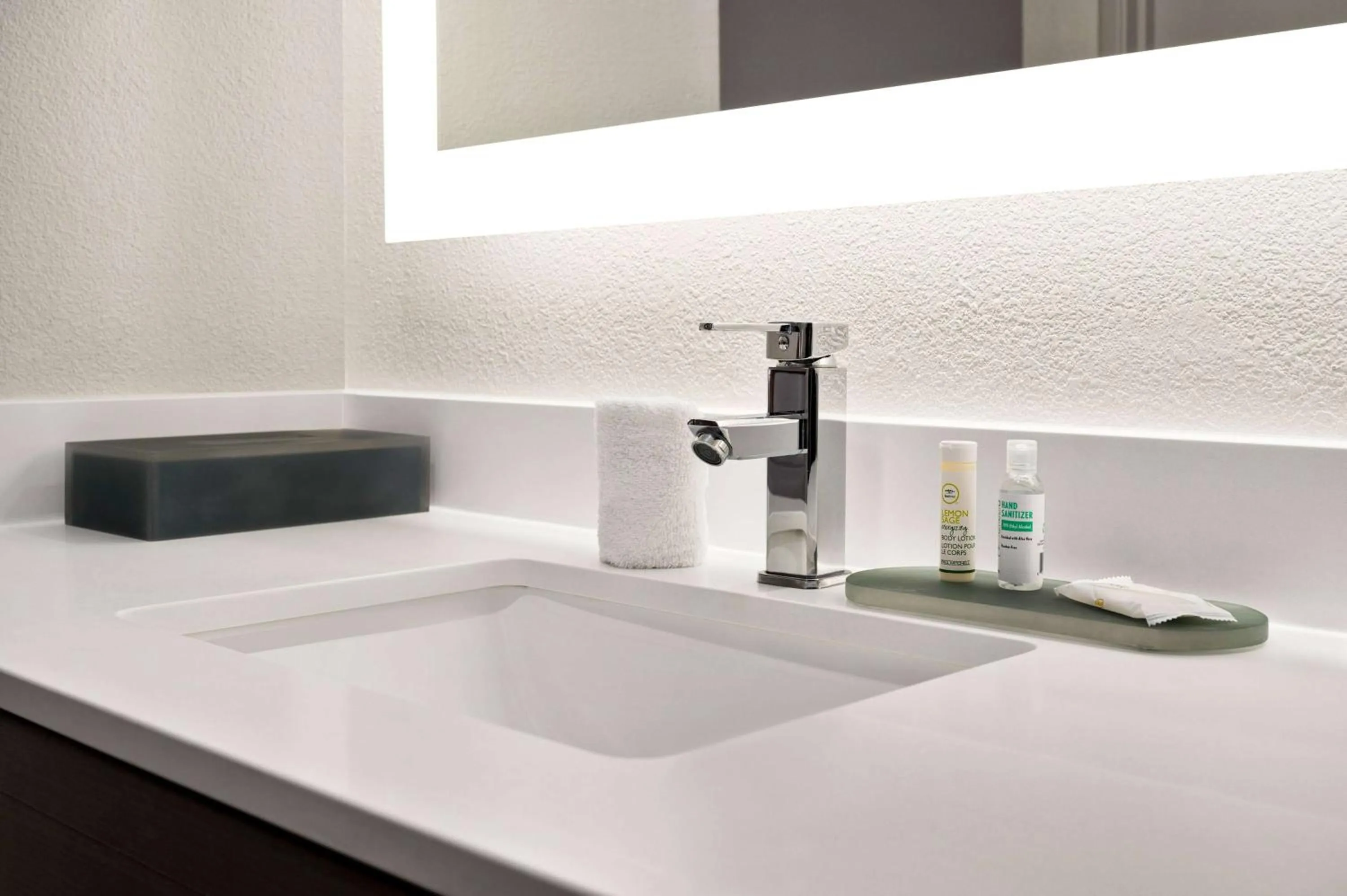 TV and multimedia in La Quinta Inn by Wyndham Columbus Dublin