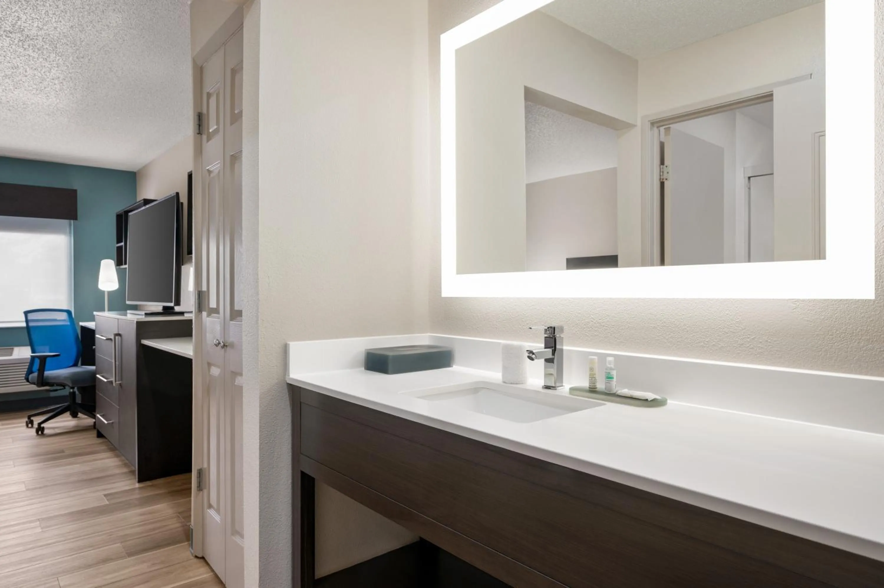 Bathroom in La Quinta Inn by Wyndham Columbus Dublin