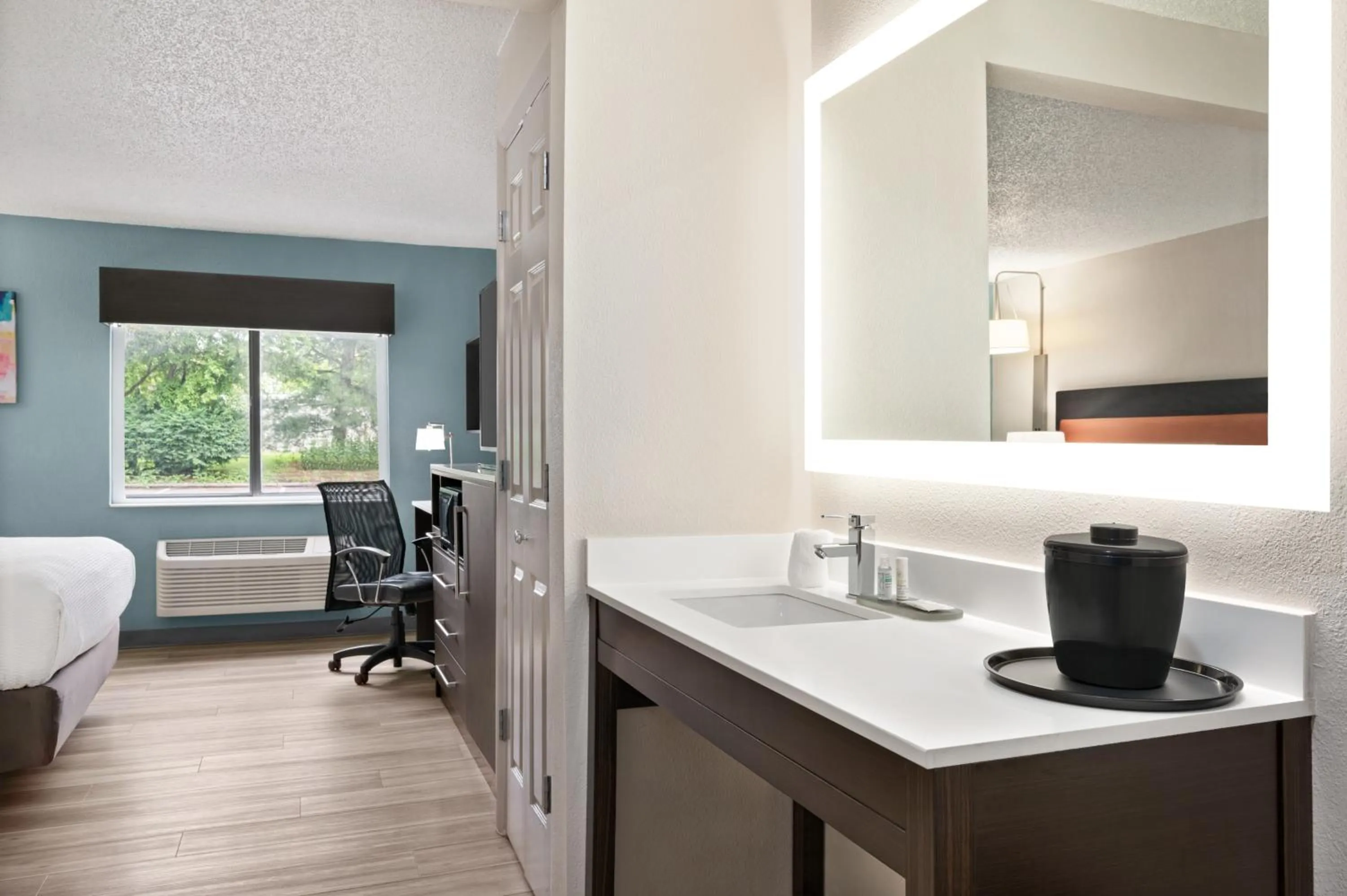 Bathroom, Bed in La Quinta Inn by Wyndham Columbus Dublin