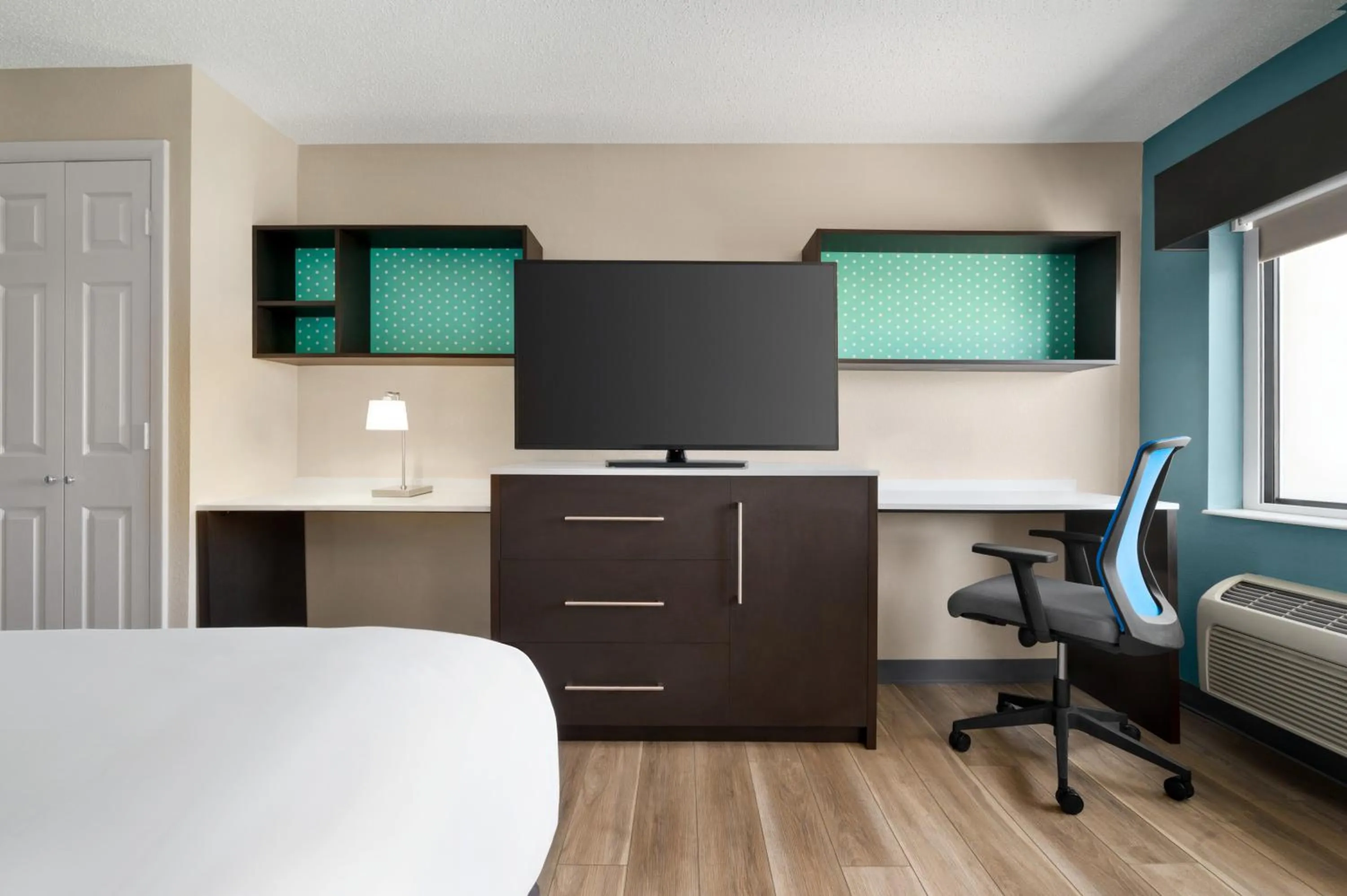 TV and multimedia, Bed in La Quinta Inn by Wyndham Columbus Dublin