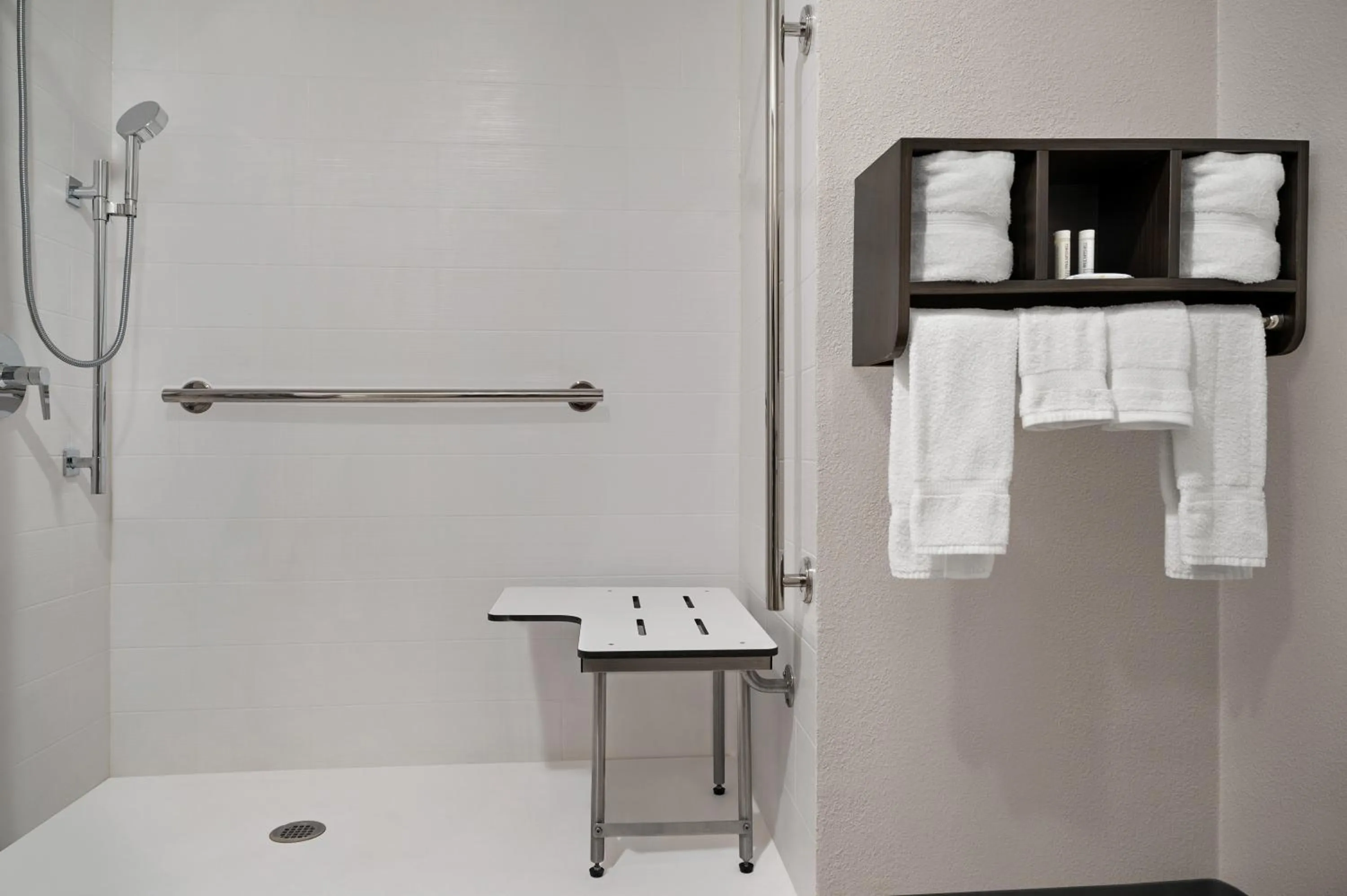 Bathroom in La Quinta Inn by Wyndham Columbus Dublin