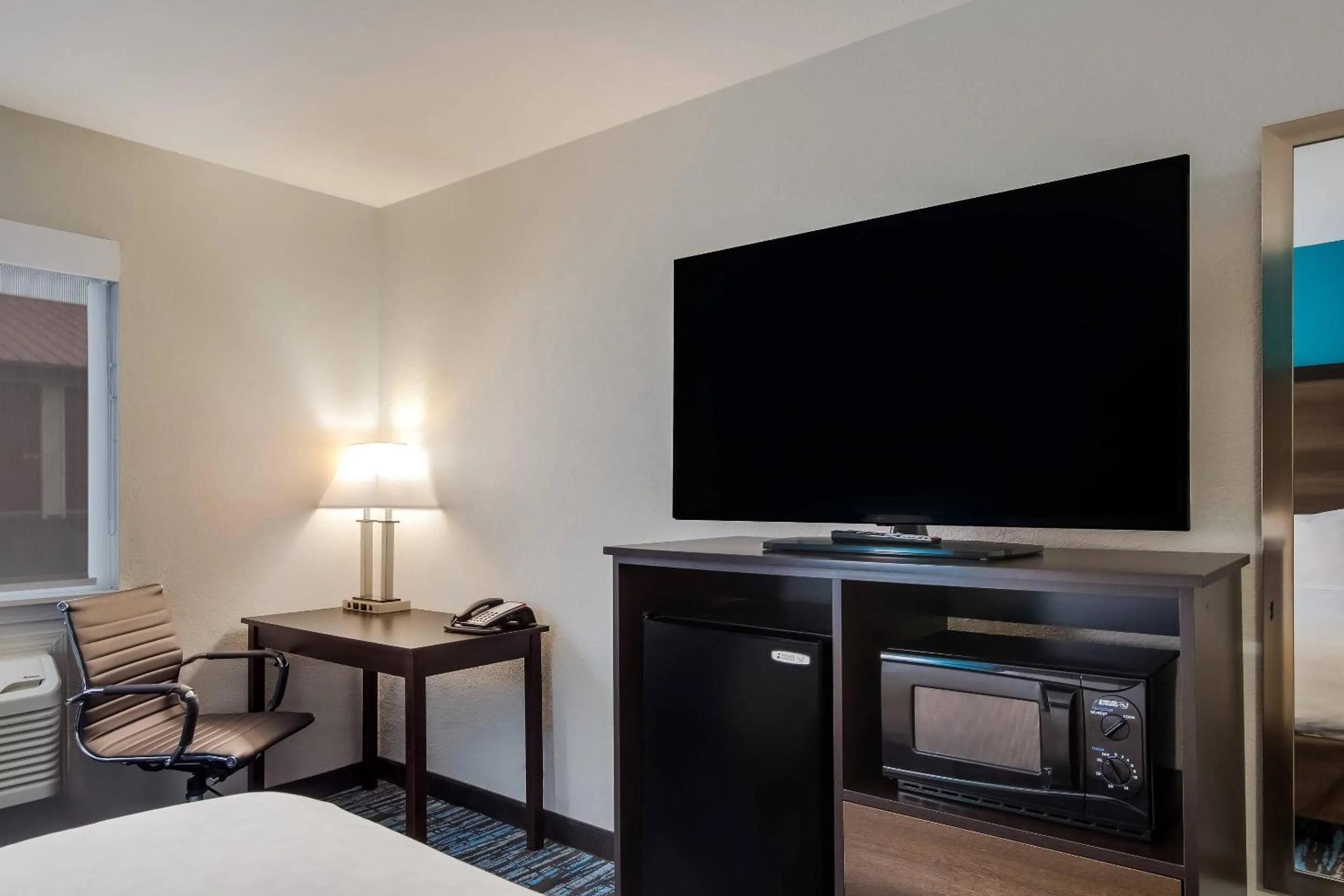 Bedroom, Bed in Clarion Pointe Harrodsburg-Danville